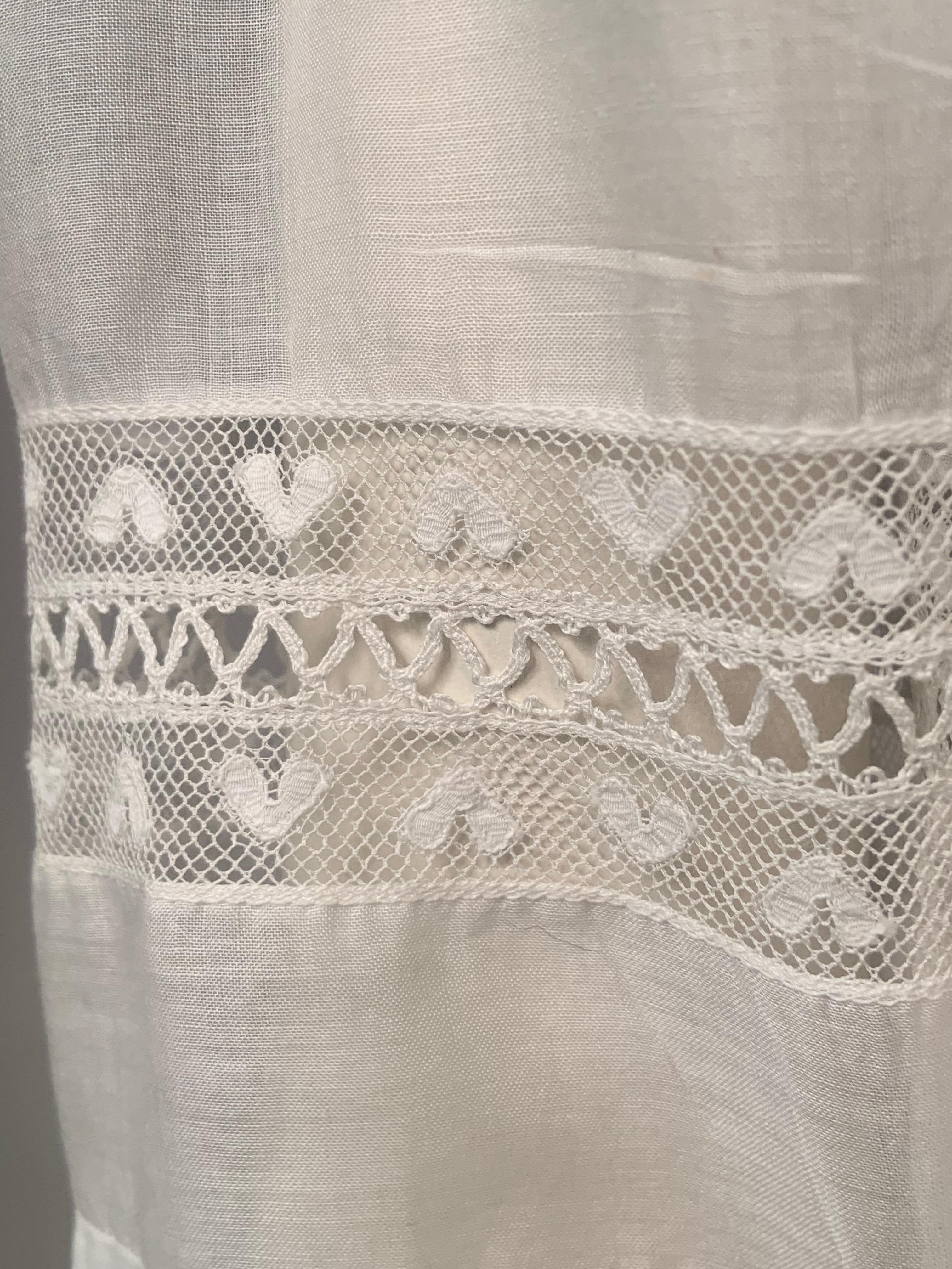 Robe victorienne tardive d'un blanc pur avec cœurs en dentelle, broderies et découpes en vente 2