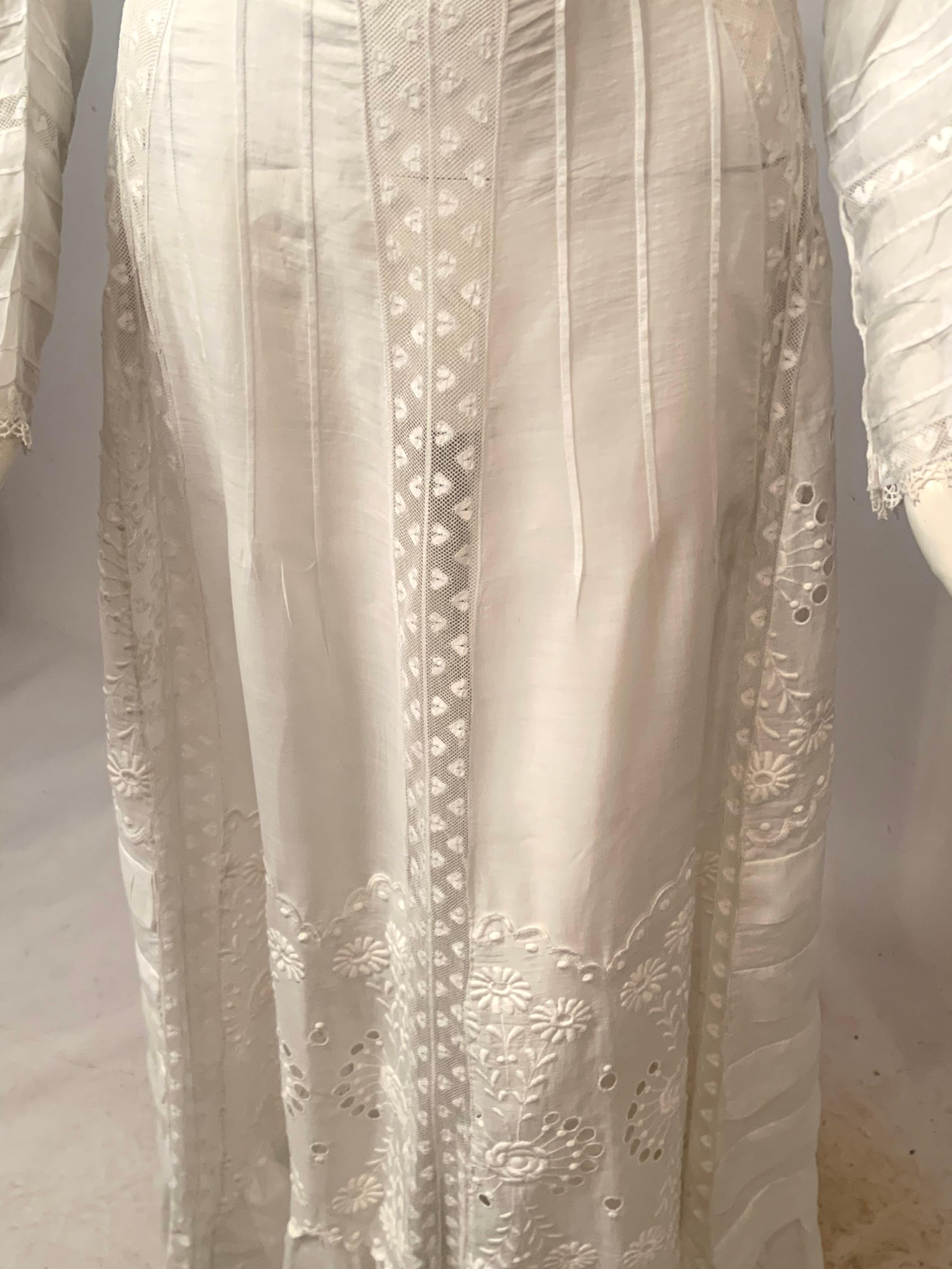 Robe victorienne tardive d'un blanc pur avec cœurs en dentelle, broderies et découpes en vente 3