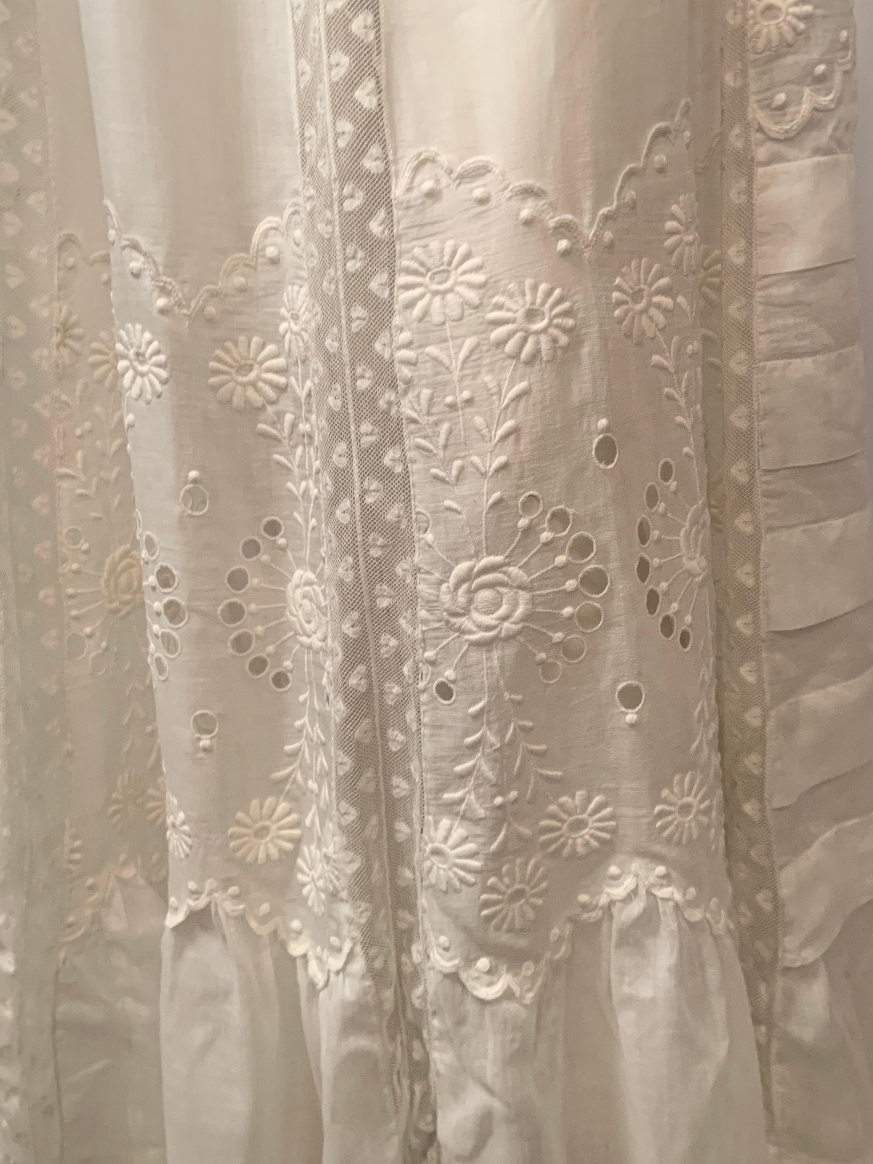Robe victorienne tardive d'un blanc pur avec cœurs en dentelle, broderies et découpes en vente 4