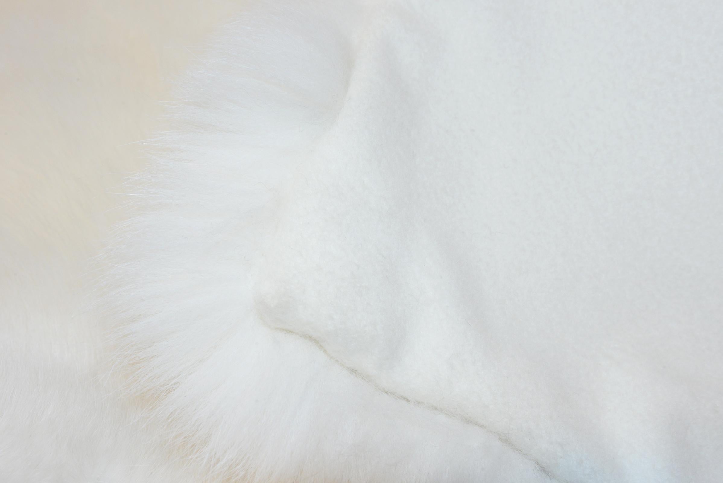 Plaid en pure fourrure de renard blanc de Scandinavie avec
dos en cashemire cousu à la main. Pièce exceptionnelle
et de haute qualité, fabriqués à la main.