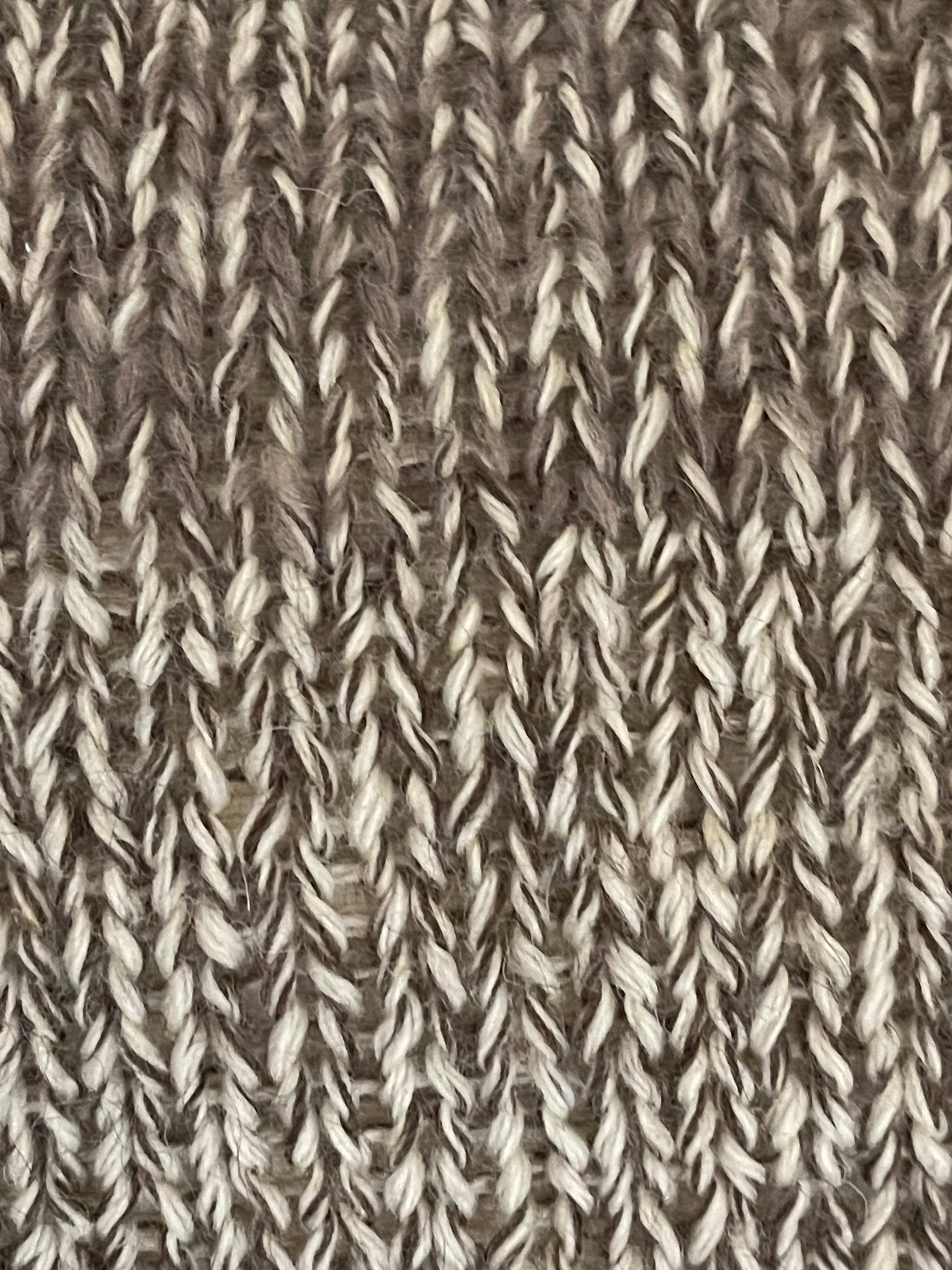 Organique Organic Modernity Pure Wool Handknitted Alpine II Pillow Downs Deer Horn Buttons (Boutons en corne de cerf) en vente