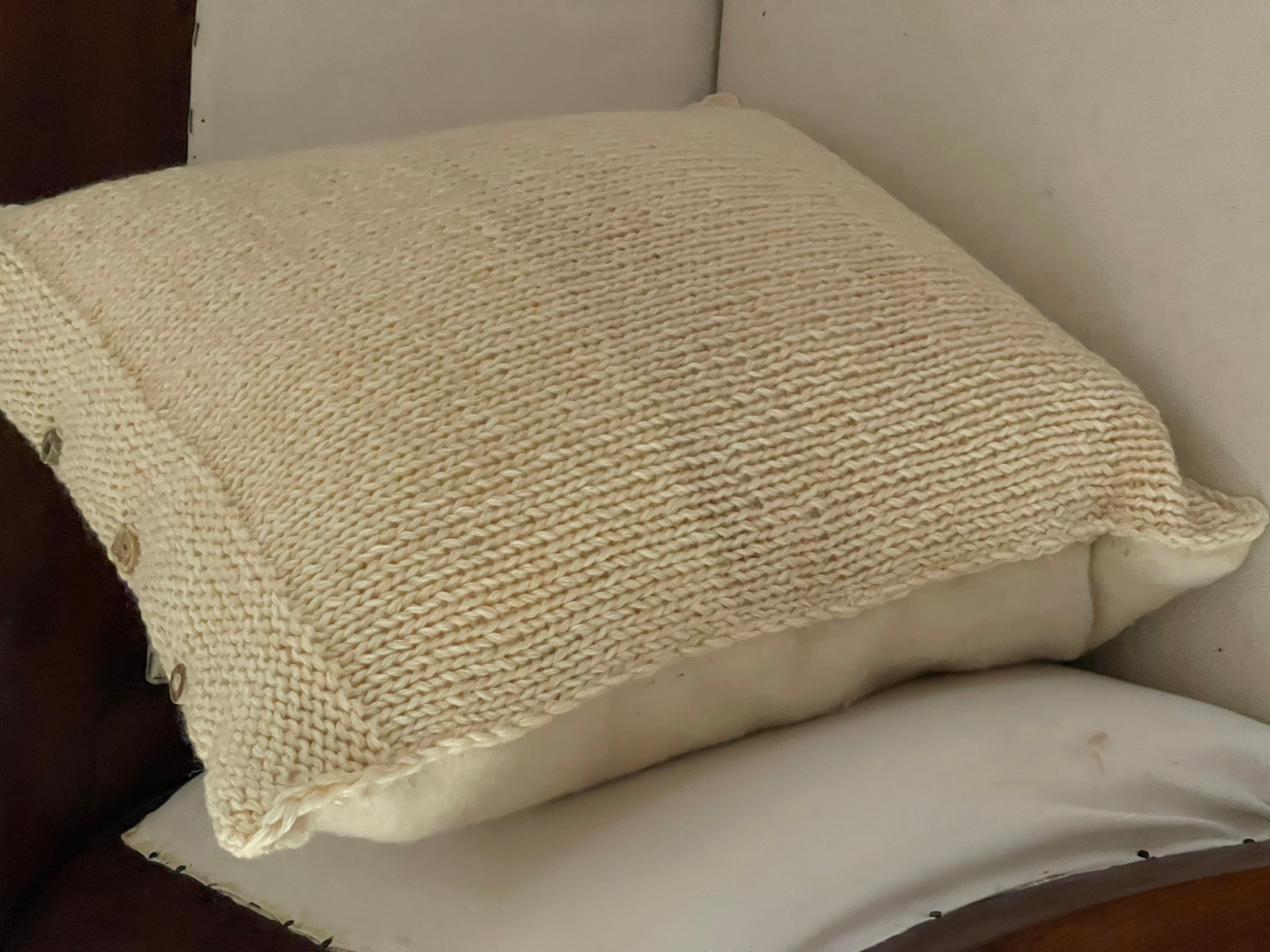 Cuscino moderno organico in pura lana fatto a mano 