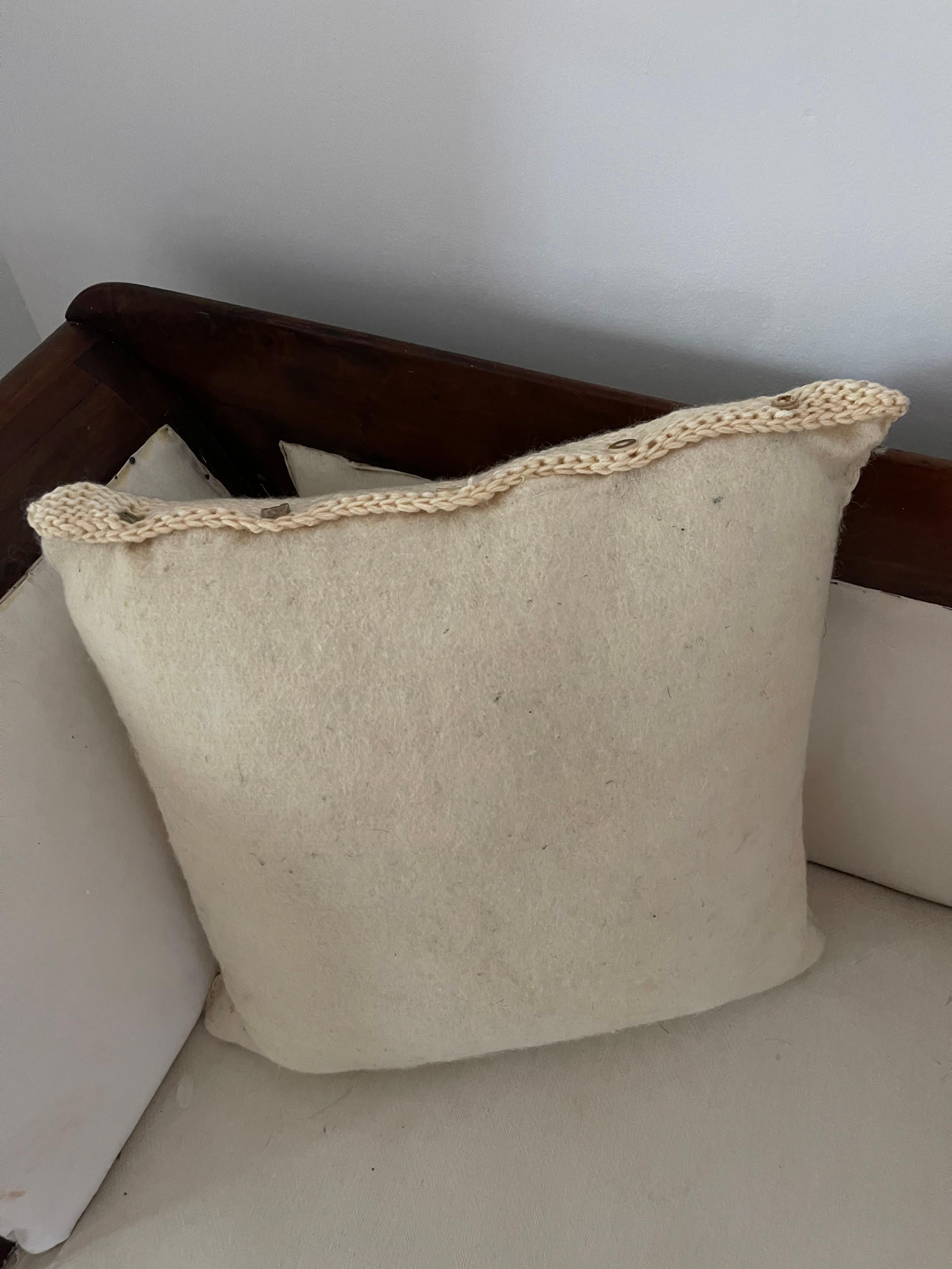 Cuscino moderno organico in pura lana fatto a mano 