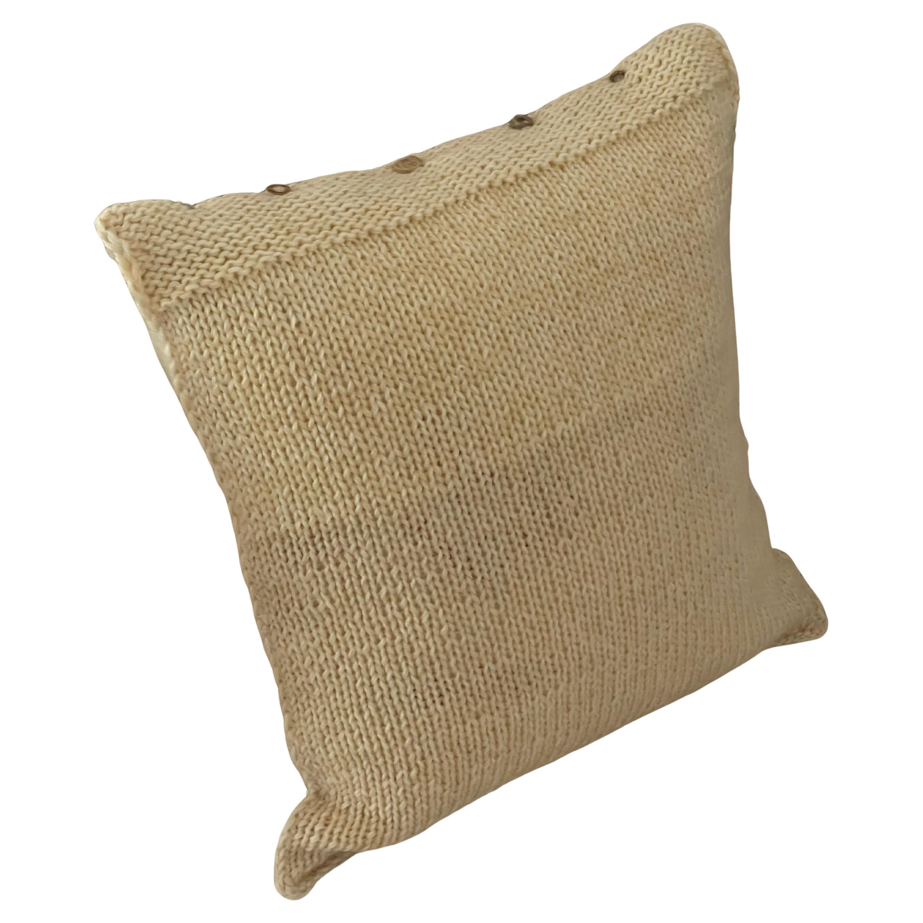 Cuscino in lana di pecora lavorato a maglia su misura con retro in lana di pecora infeltrita, bottoni antichi in corno di cervo austriaco e inserto in piuma d'oca.  Colore crema naturale della lana. Organico moderno.