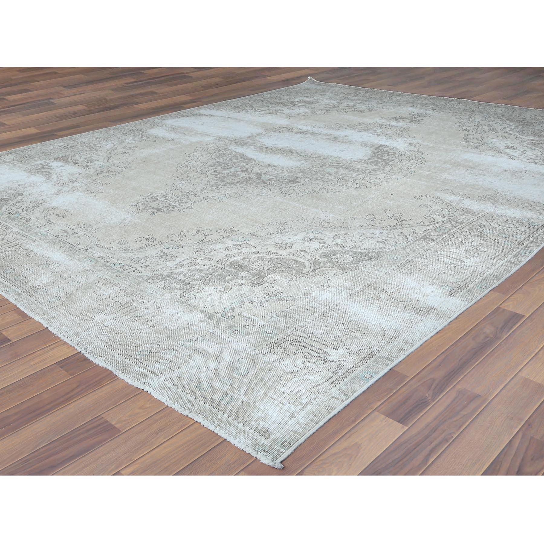 Annodato a mano Tappeto in pura lana persiano Tabriz Vintage Pulito con alcune parti di usura Bellissimo tappeto in vendita
