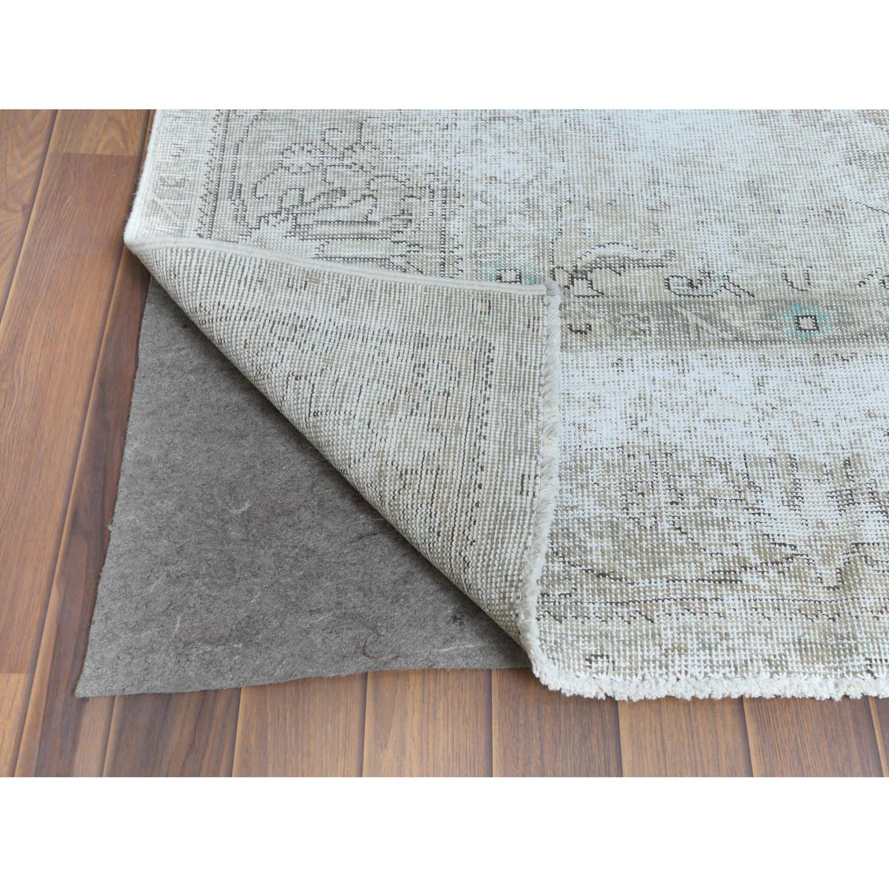 Tappeto in pura lana persiano Tabriz Vintage Pulito con alcune parti di usura Bellissimo tappeto In condizioni buone in vendita a Carlstadt, NJ