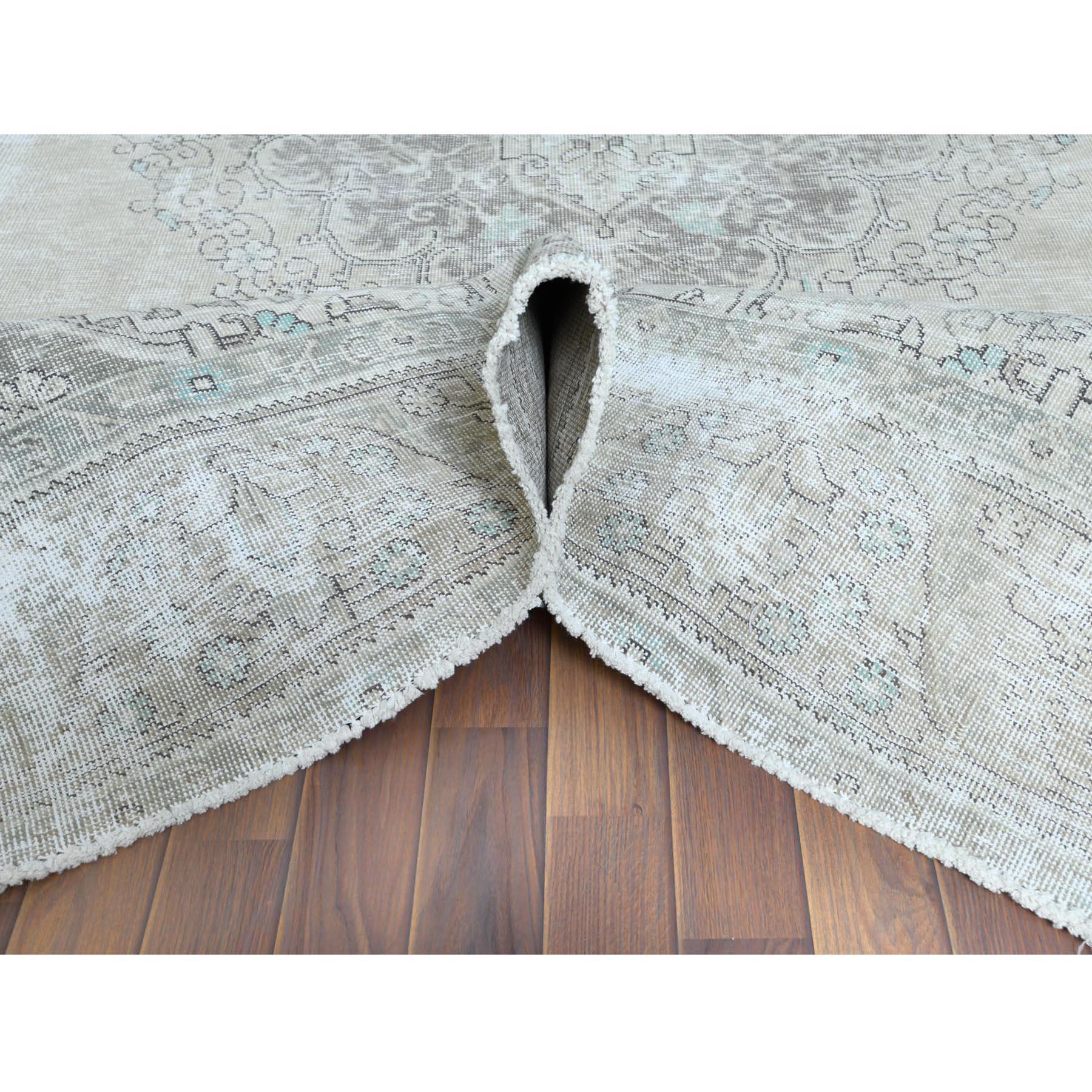 Metà XX secolo Tappeto in pura lana persiano Tabriz Vintage Pulito con alcune parti di usura Bellissimo tappeto in vendita