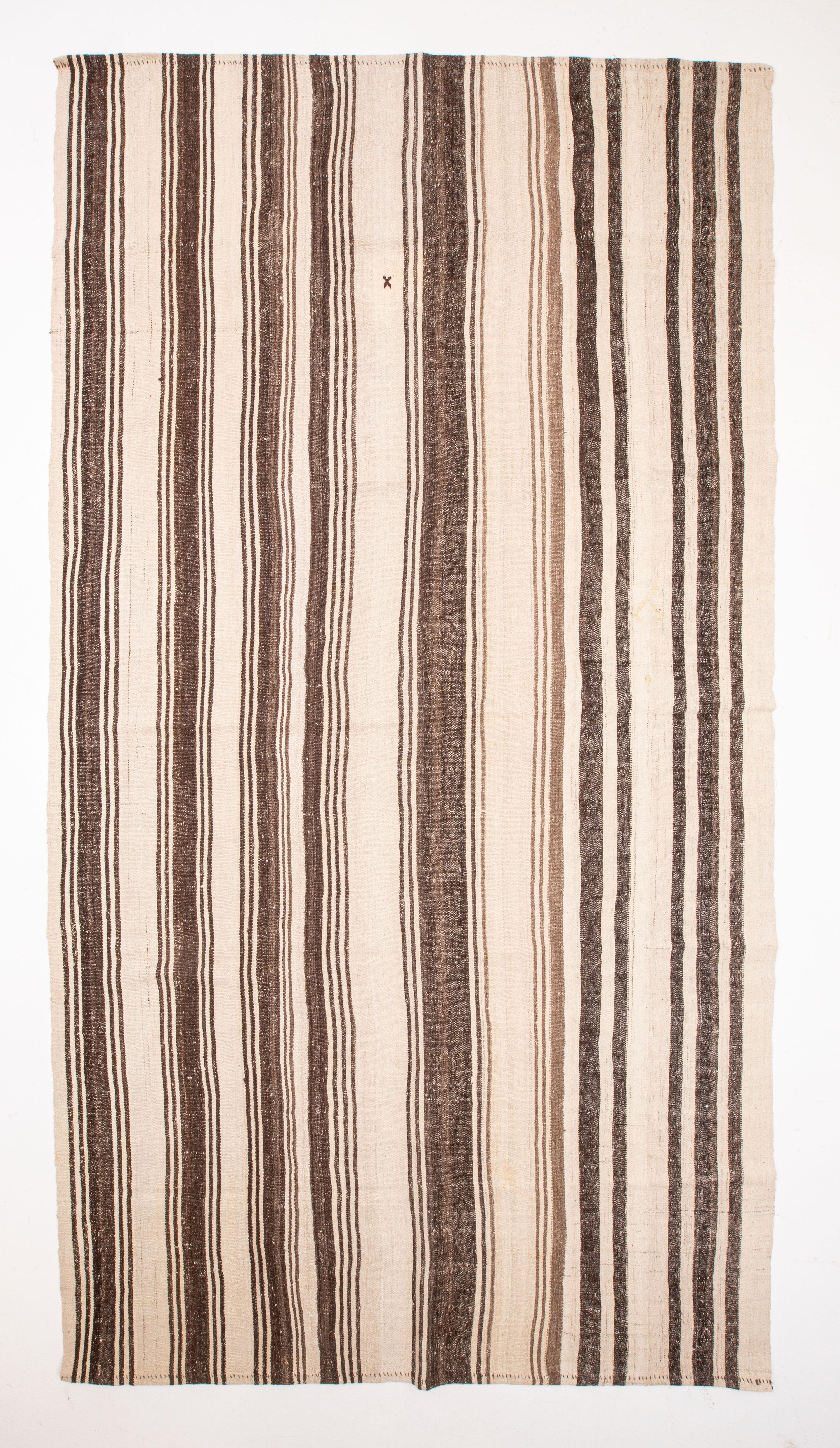 Kilim tiene el cuerpo lo suficientemente pesado como para sentarse en el suelo. Es de pura lana y está en buen estado.