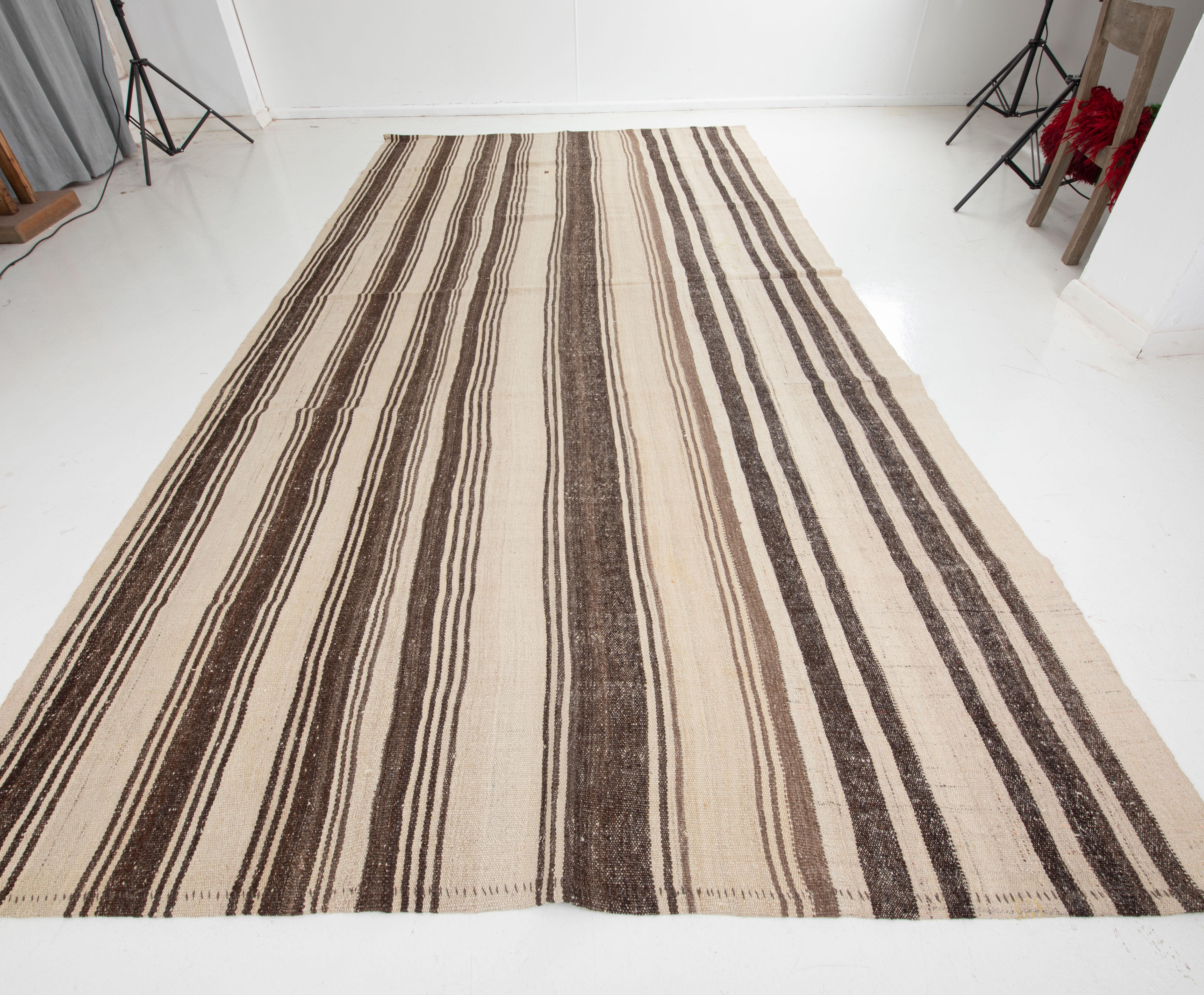 Kilim vintage de pura lana de Anatolia Central, Turquía, mediados del siglo XX Turco en venta