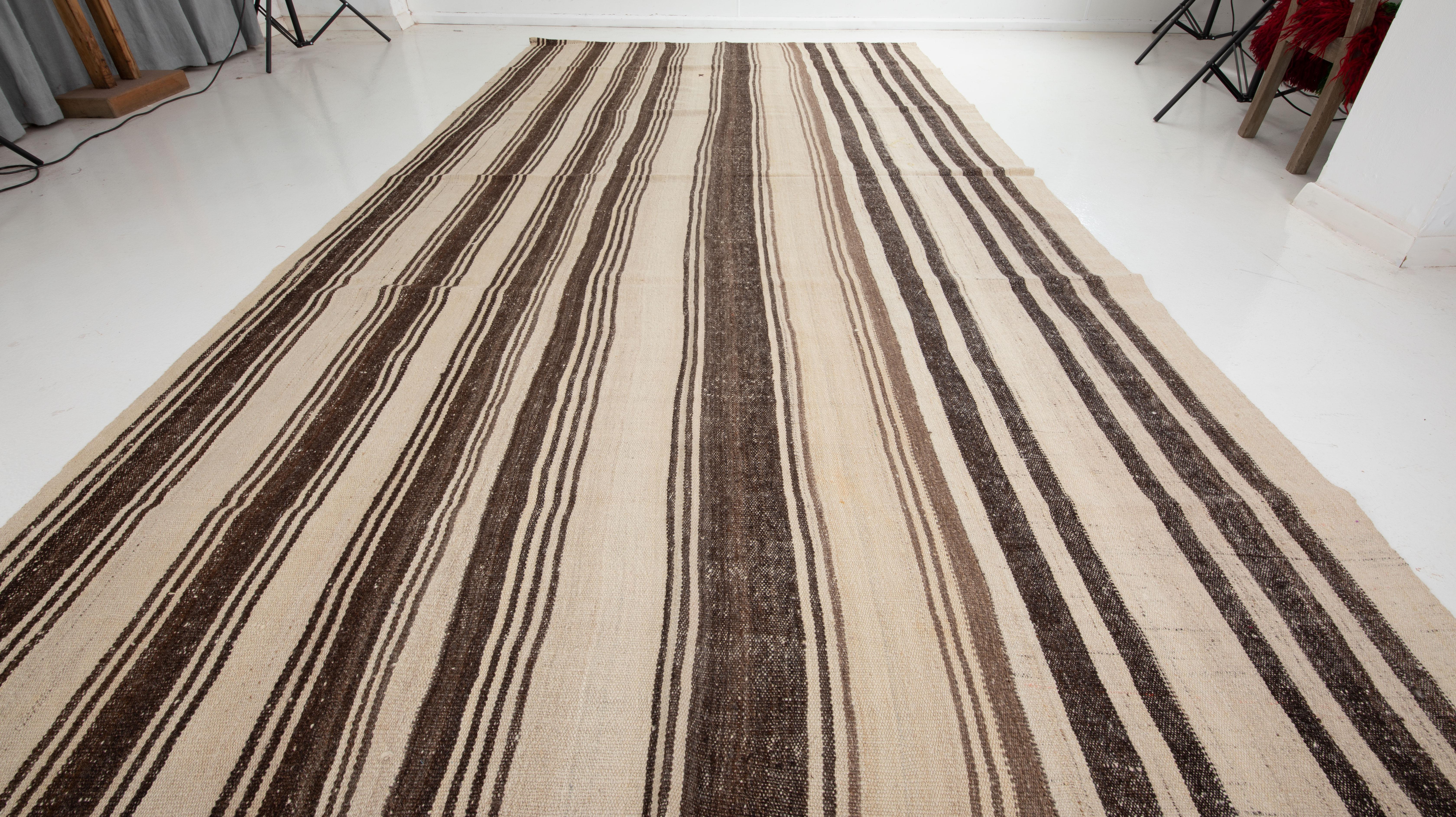 Kilim vintage de pura lana de Anatolia Central, Turquía, mediados del siglo XX Tejido a mano en venta