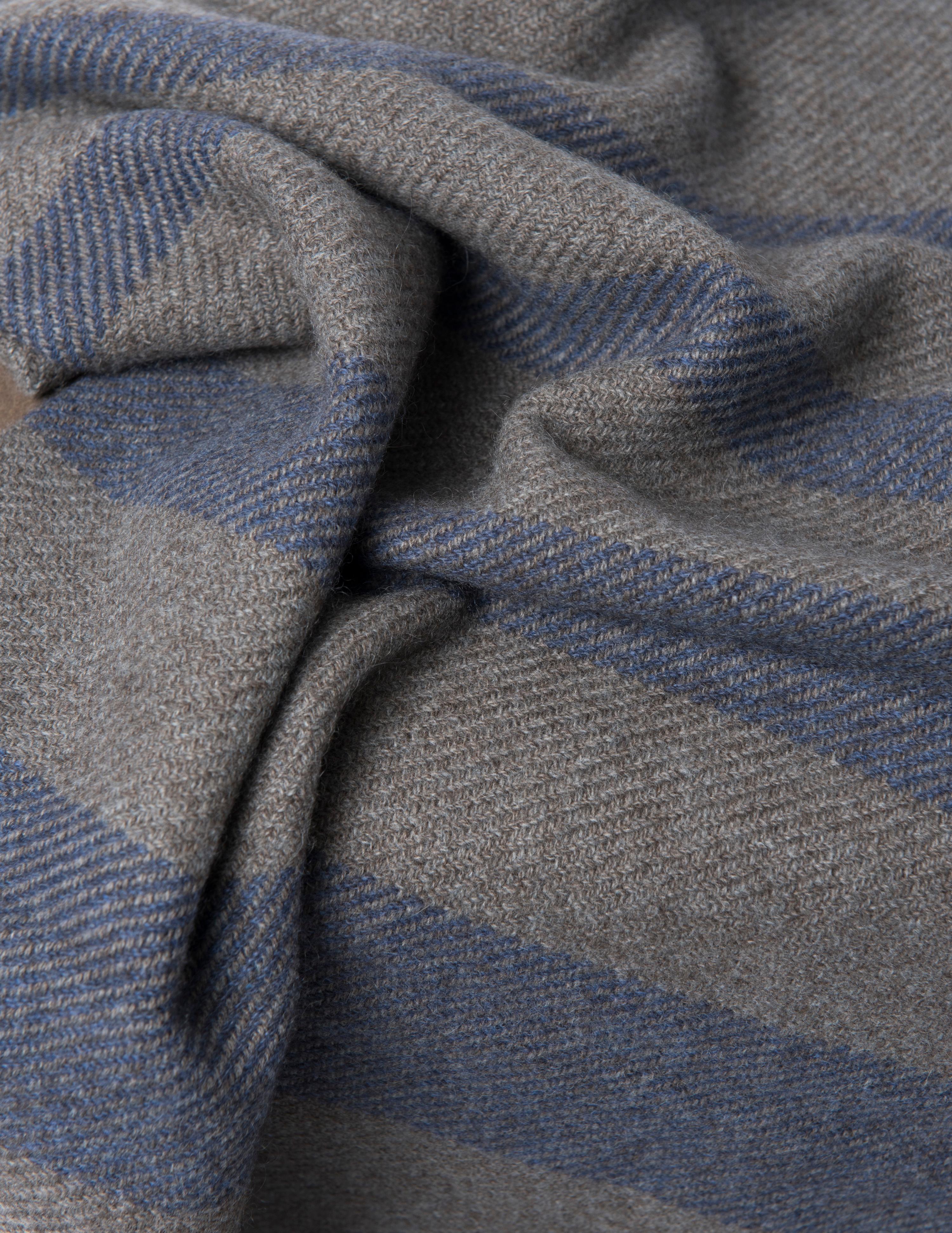 Mjiila est fière de présenter sa nouvelle gamme de textiles d'intérieur de luxe en 100% pure laine de yak. Cette fibre rare, douce, chaude et résistante - appelée Khullu - constitue une sous-couche naturelle qui protège les animaux du froid de