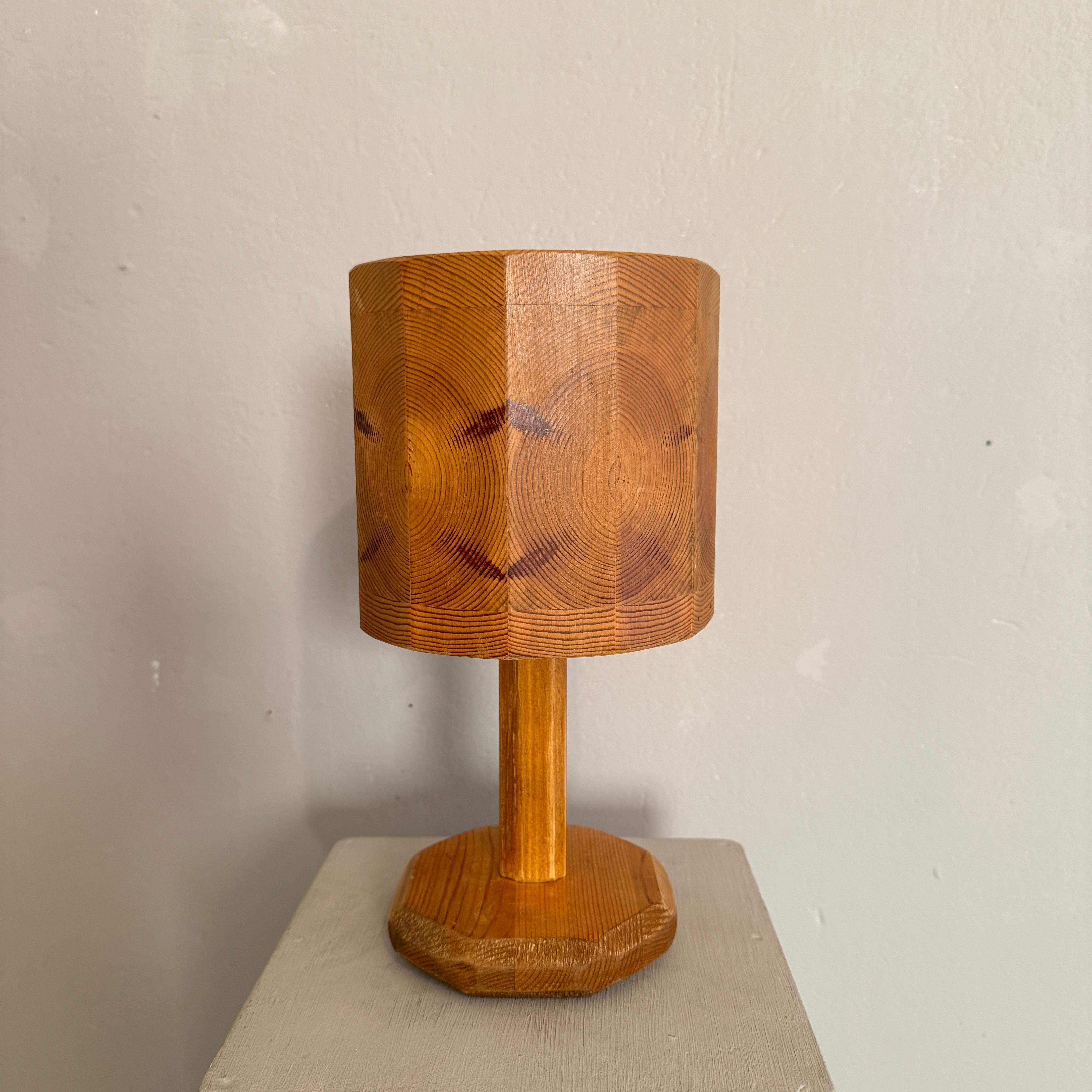 This puristic pine table lamp from the 1950s reflects the clear, organic forms associated with anthroposophical design and the aesthetic language often linked to Rudolf Steiner. Crafted entirely from solid pine, the lamp features a faceted,