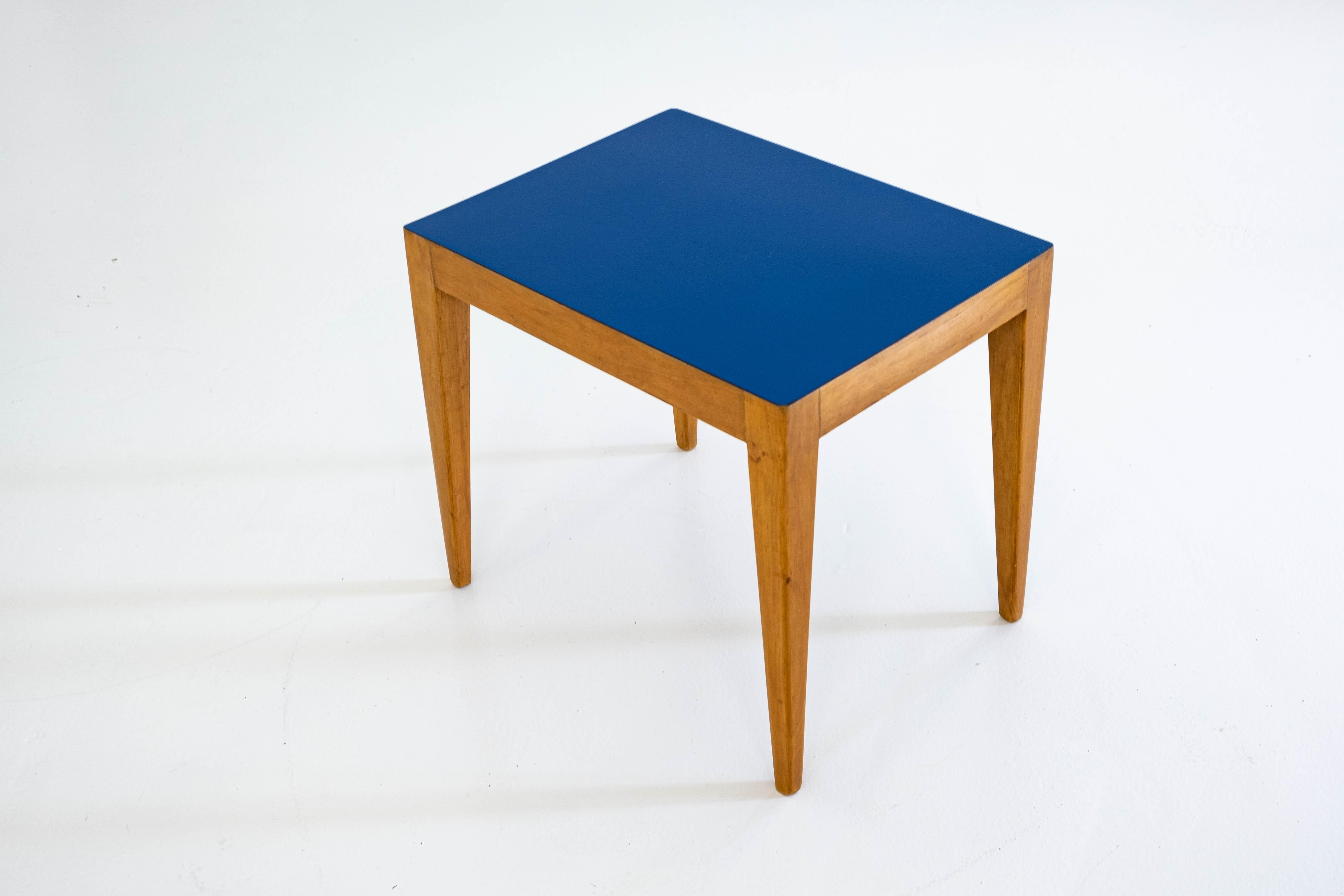 A simple and puristic small side table in ash with a blue laminate top, in very good vintage condition (which shows some super fine scratch marks). Origin: Italy, probably 1960’s.