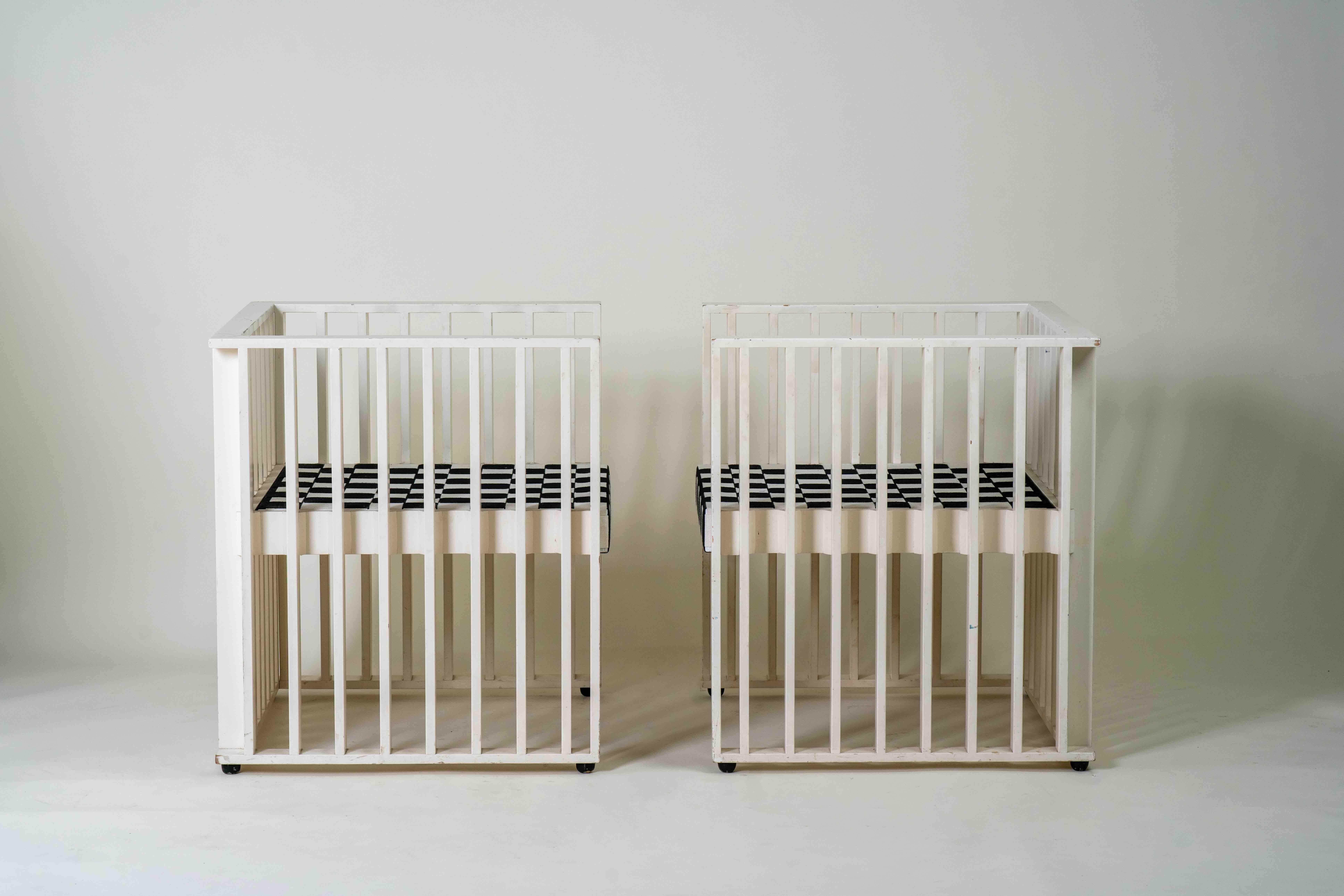 Josef Hoffmann (1870-1956) è stato un influente architetto e designer austriaco, noto per il suo ruolo centrale nello sviluppo dell'architettura e del design moderno all'inizio del XX secolo. Membro fondatore della Secessione di Vienna e
