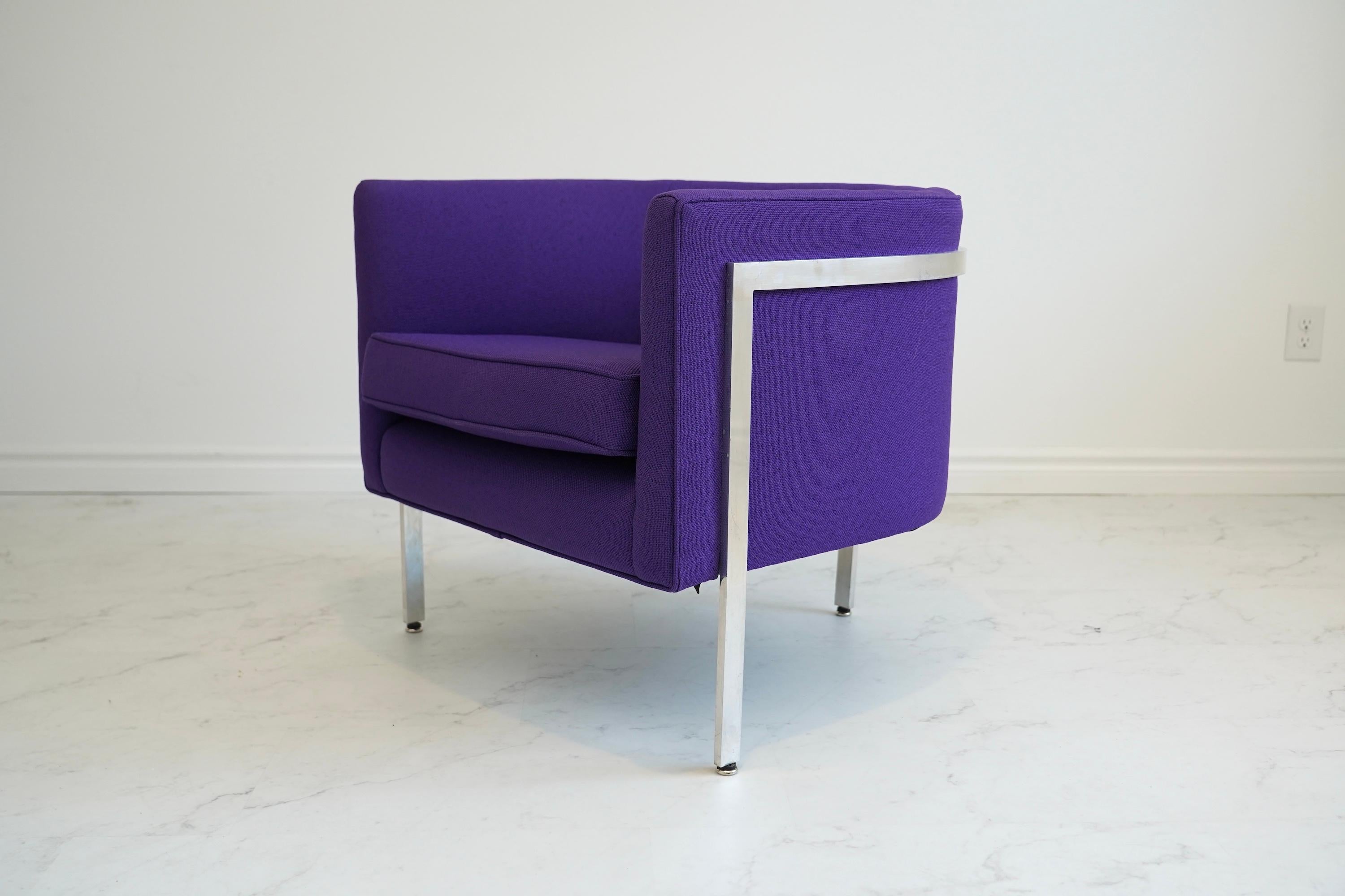 Fauteuil de salon violet Harvey Probber, mi-siècle moderne, années 1960
Cette chaise de salon rare et remarquable, conçue par Harvey Probber dans les années 1960, illustre l'attrait intemporel du design moderne du milieu du siècle dernier. Cette