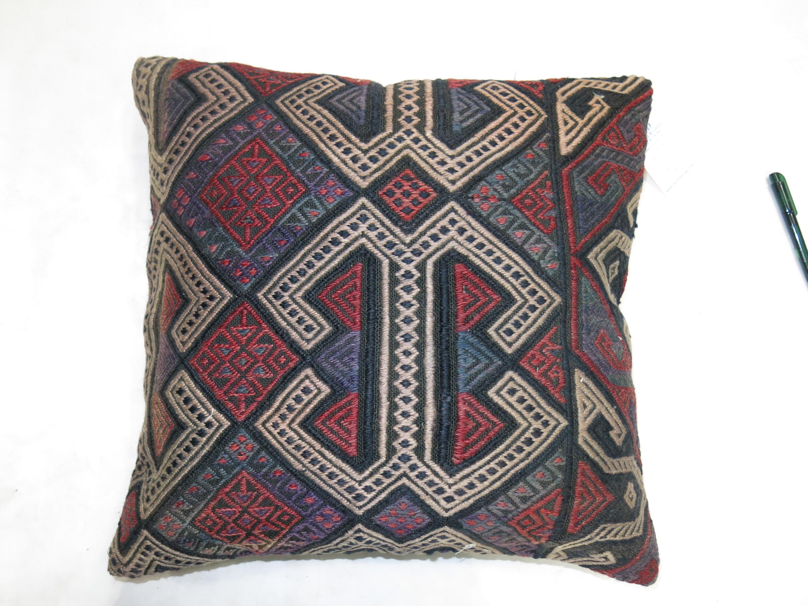 Lila Akzent Tribal Traditionelles Kilim-Kissen (Adirondack) im Angebot