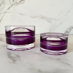 Großer runder Kasten aus lila Acryl von Paola Valle