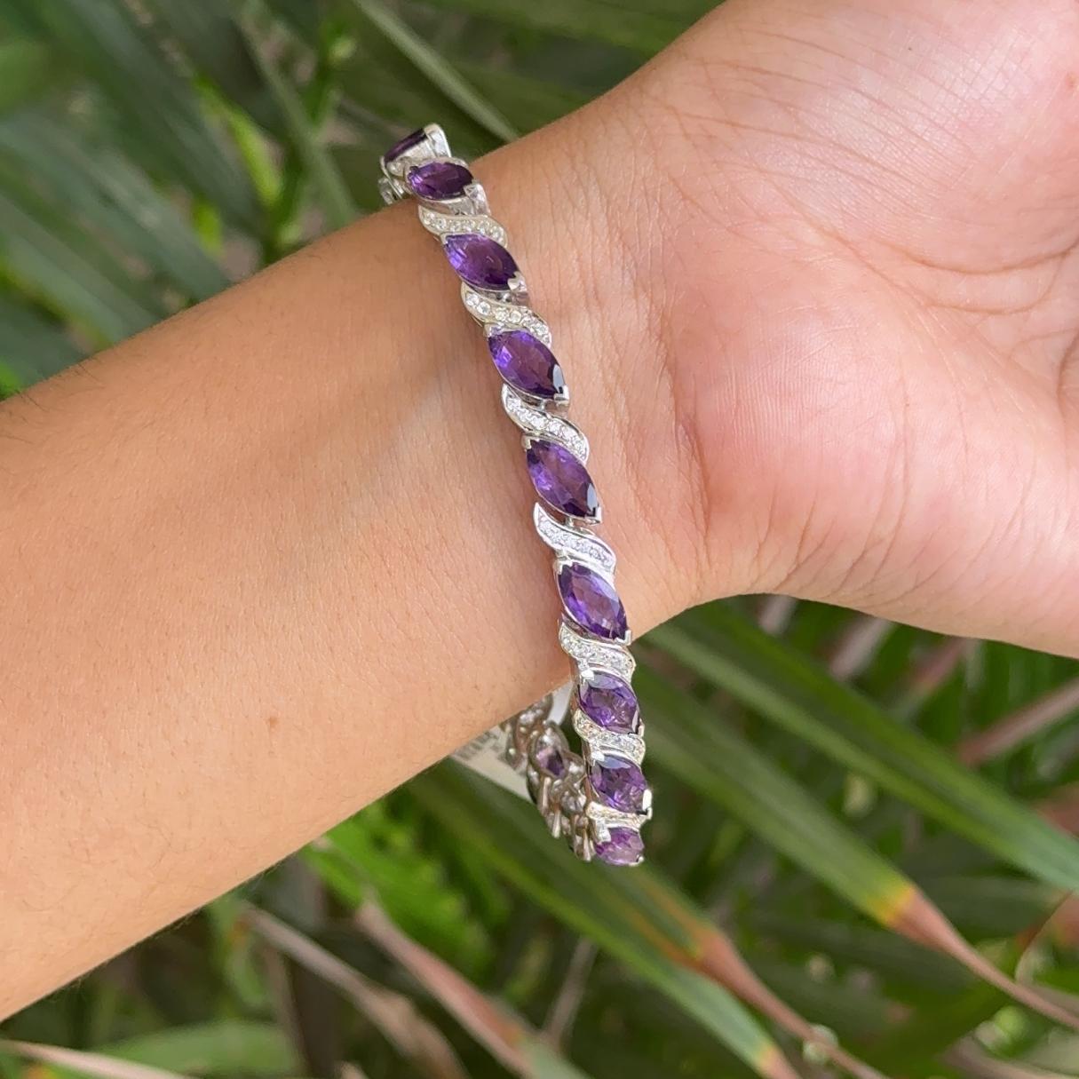 Das lilafarbene Amethyst-Tennisarmband mit 18,92 Karat aus Sterlingsilber präsentiert einen unendlich funkelnden natürlichen Amethysten von 18,92 Karat. Es misst 7.5 Zoll in der Länge.
Der Amethyst fördert die Konzentration und baut Stress ab.