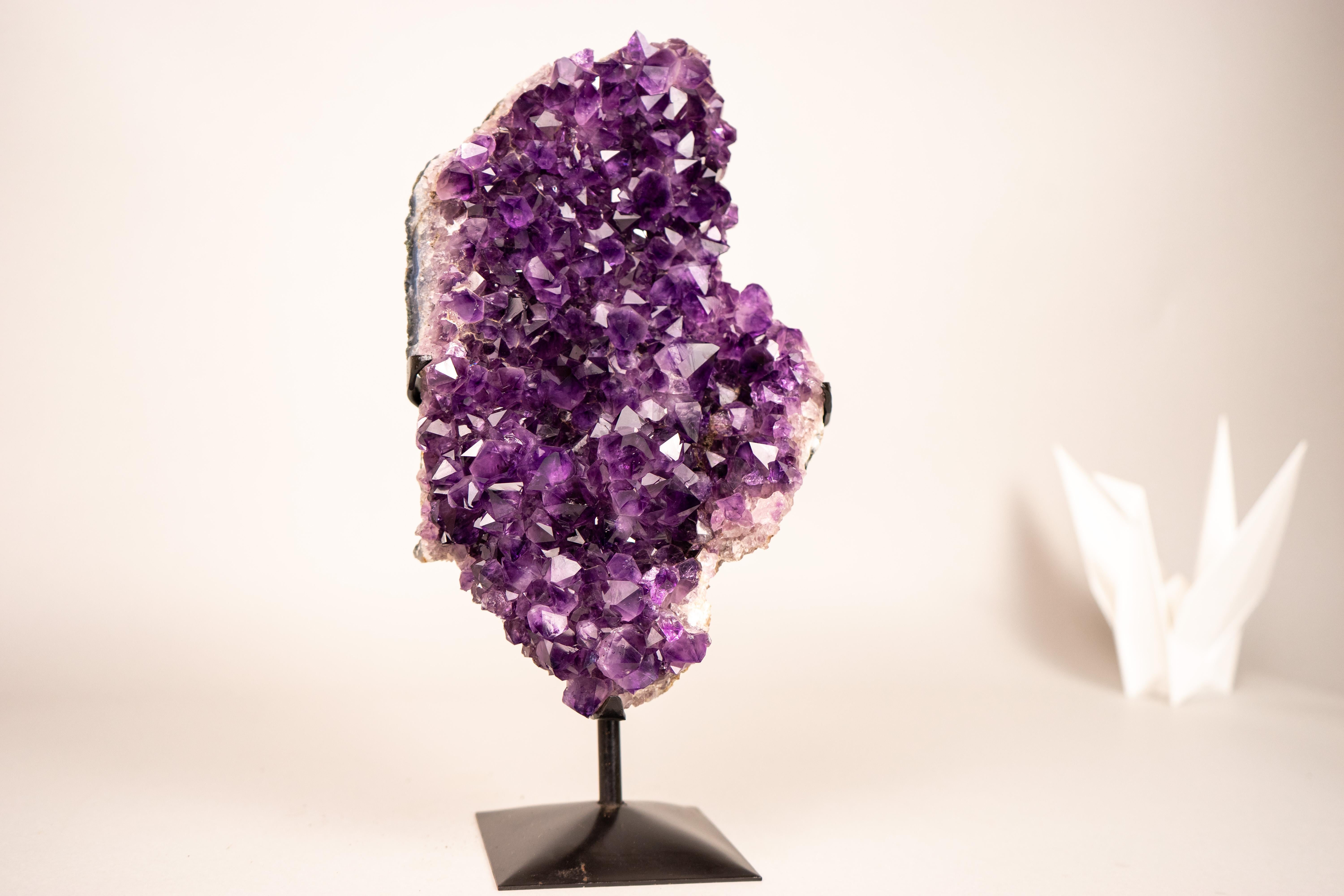 Cluster di cristalli di ametista viola con formazione di stalattiti a forma di fiore in vendita 4
