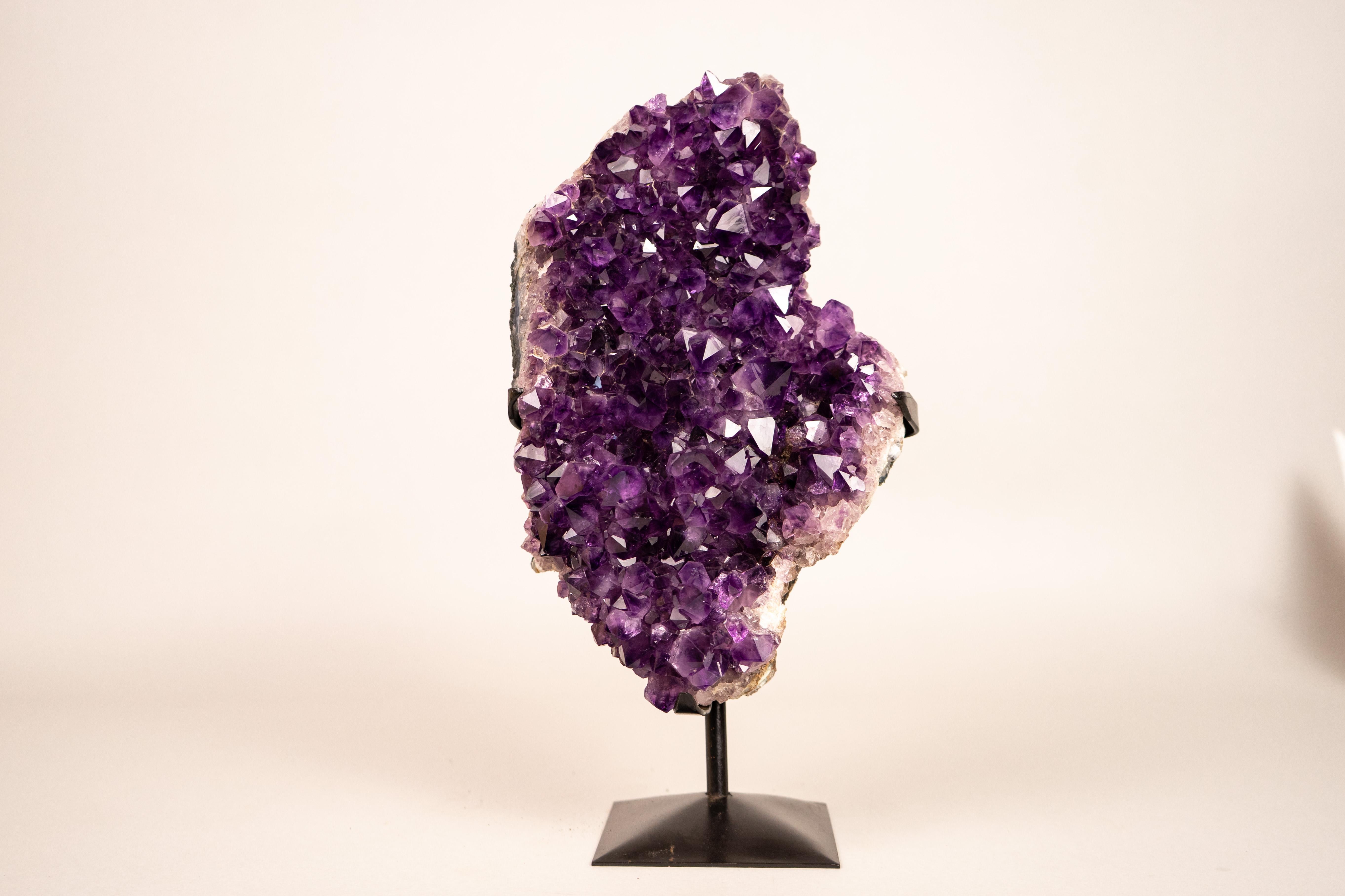 Cluster di cristalli di ametista viola con formazione di stalattiti a forma di fiore in vendita 5