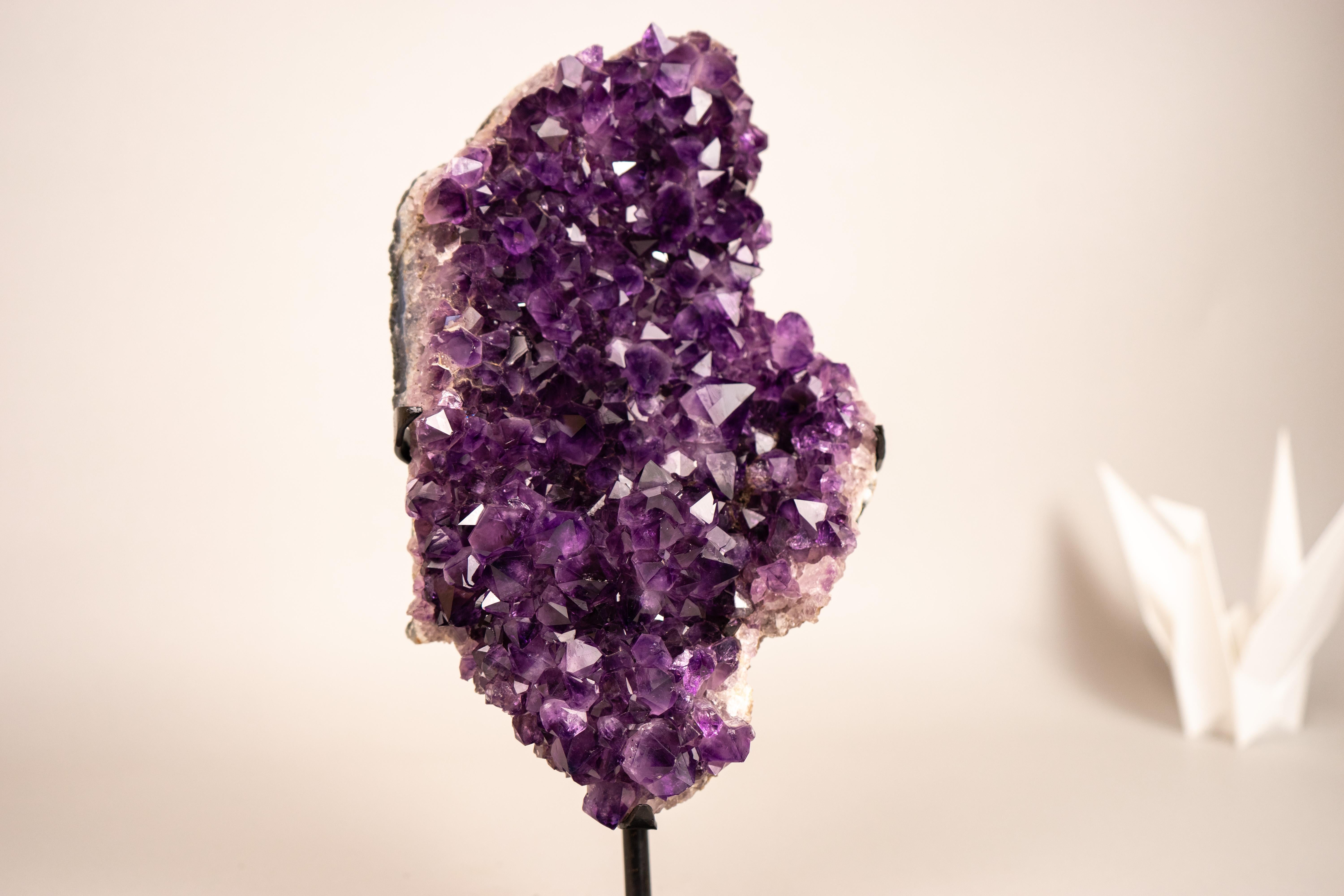 Cluster di cristalli di ametista viola con formazione di stalattiti a forma di fiore in vendita 6