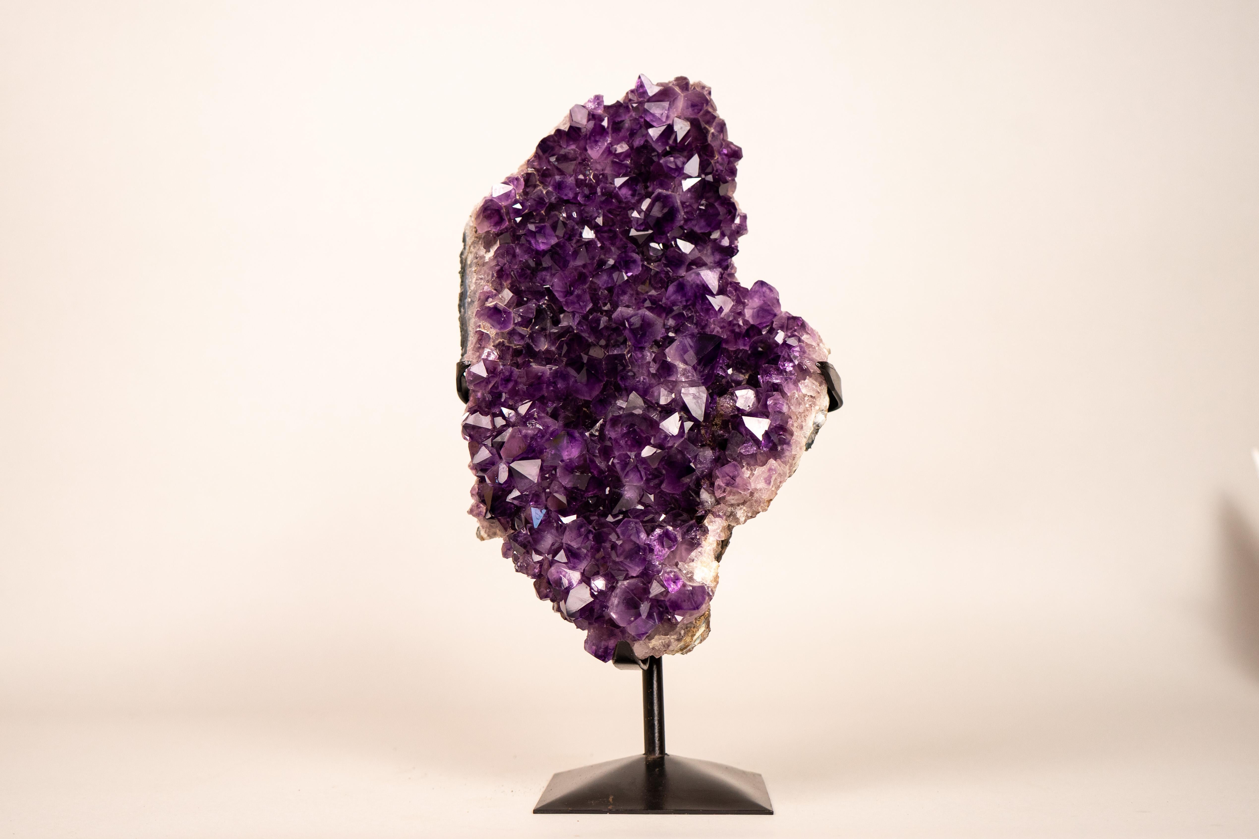 Cluster di cristalli di ametista viola con formazione di stalattiti a forma di fiore in vendita 7