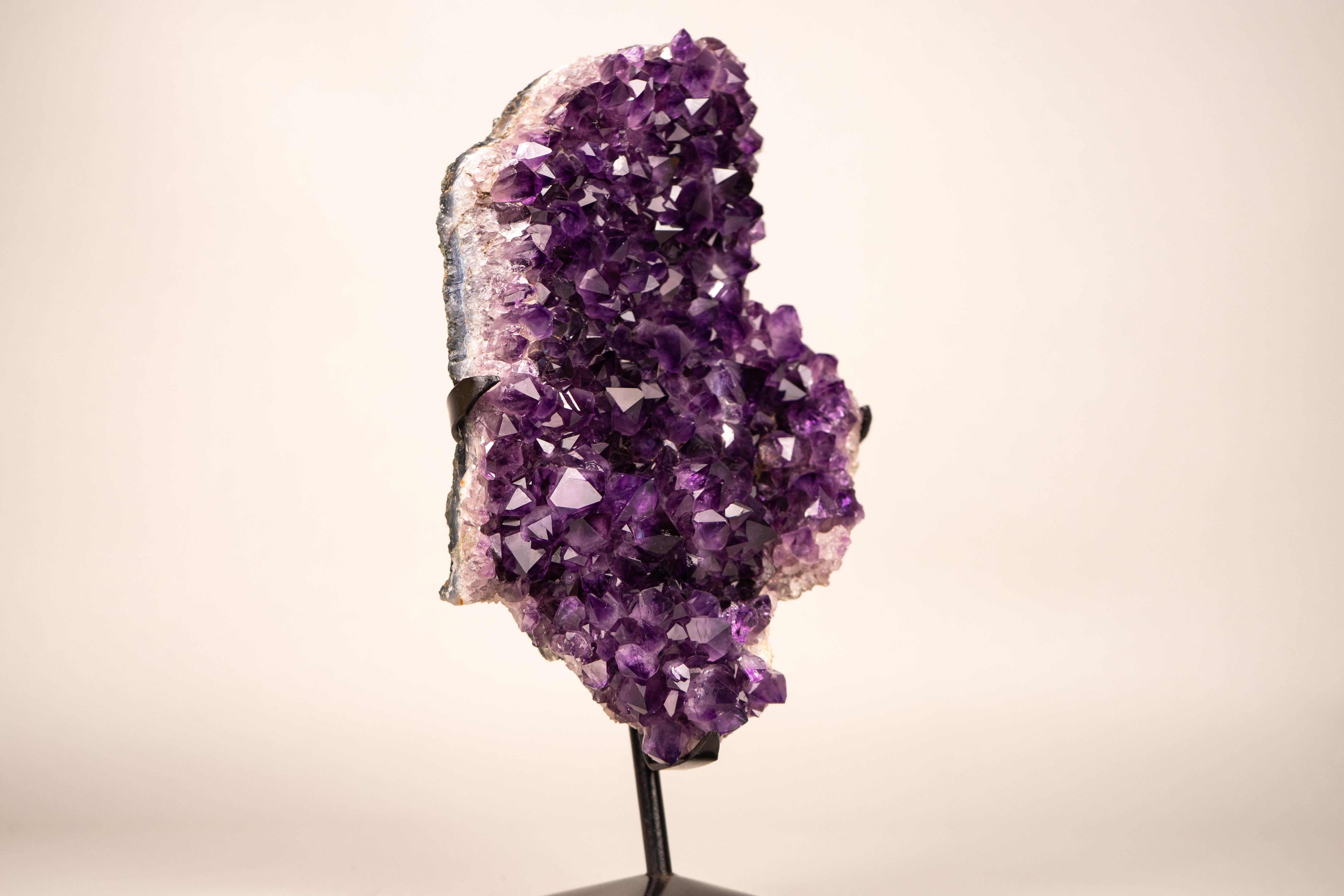 Brasiliano Cluster di cristalli di ametista viola con formazione di stalattiti a forma di fiore in vendita