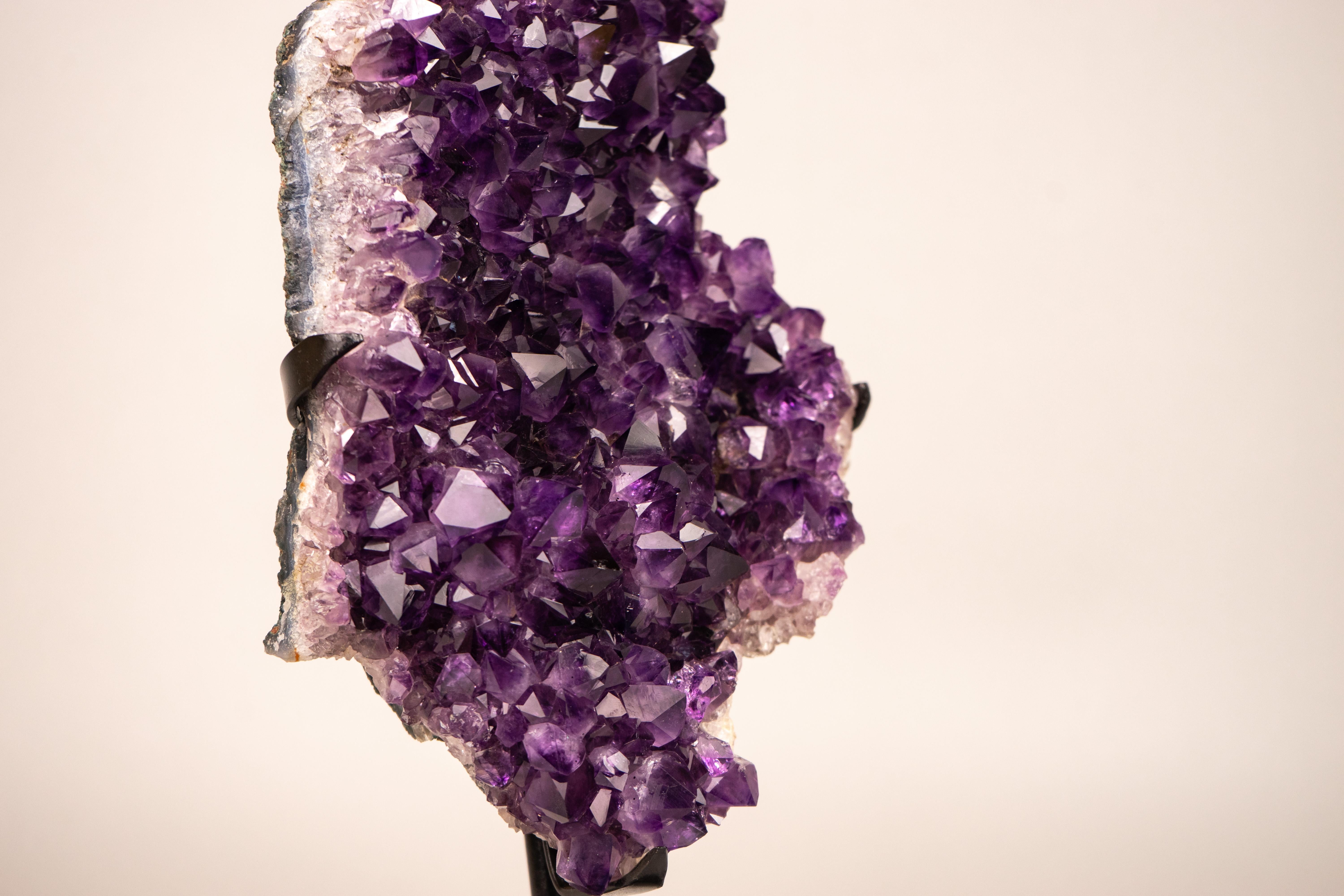 XXI secolo e contemporaneo Cluster di cristalli di ametista viola con formazione di stalattiti a forma di fiore in vendita