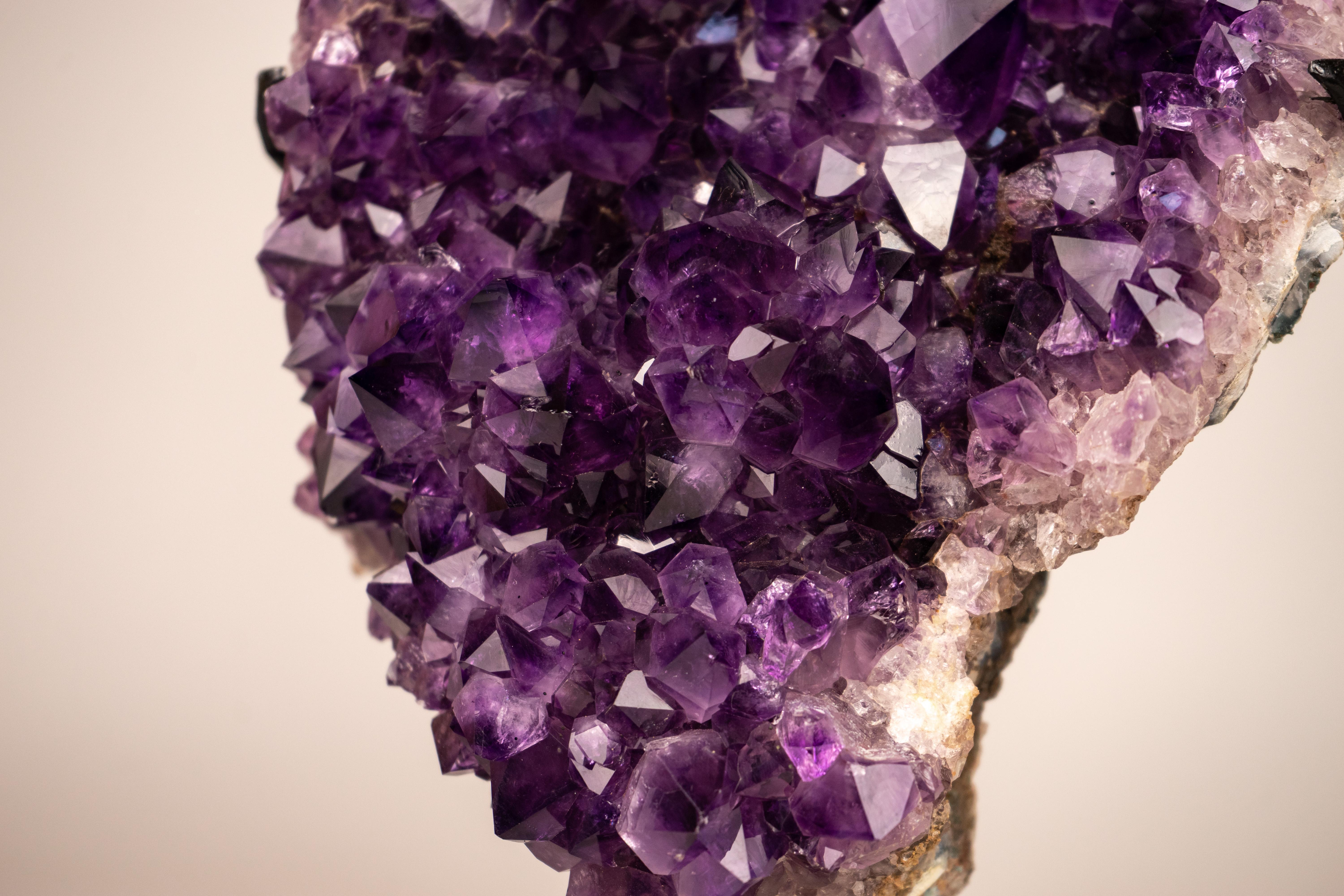Cristallo Cluster di cristalli di ametista viola con formazione di stalattiti a forma di fiore in vendita