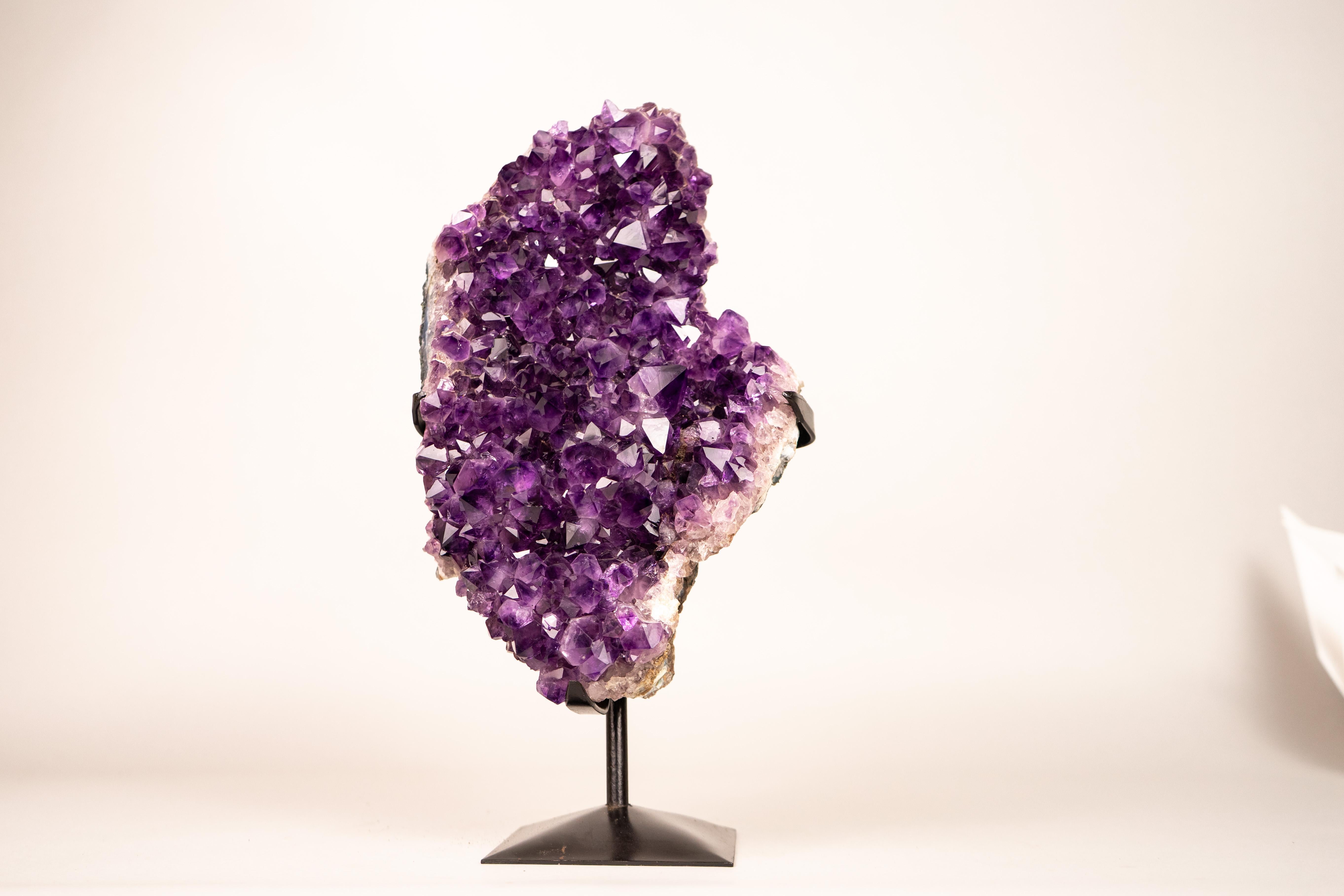 Cluster di cristalli di ametista viola con formazione di stalattiti a forma di fiore in vendita 1