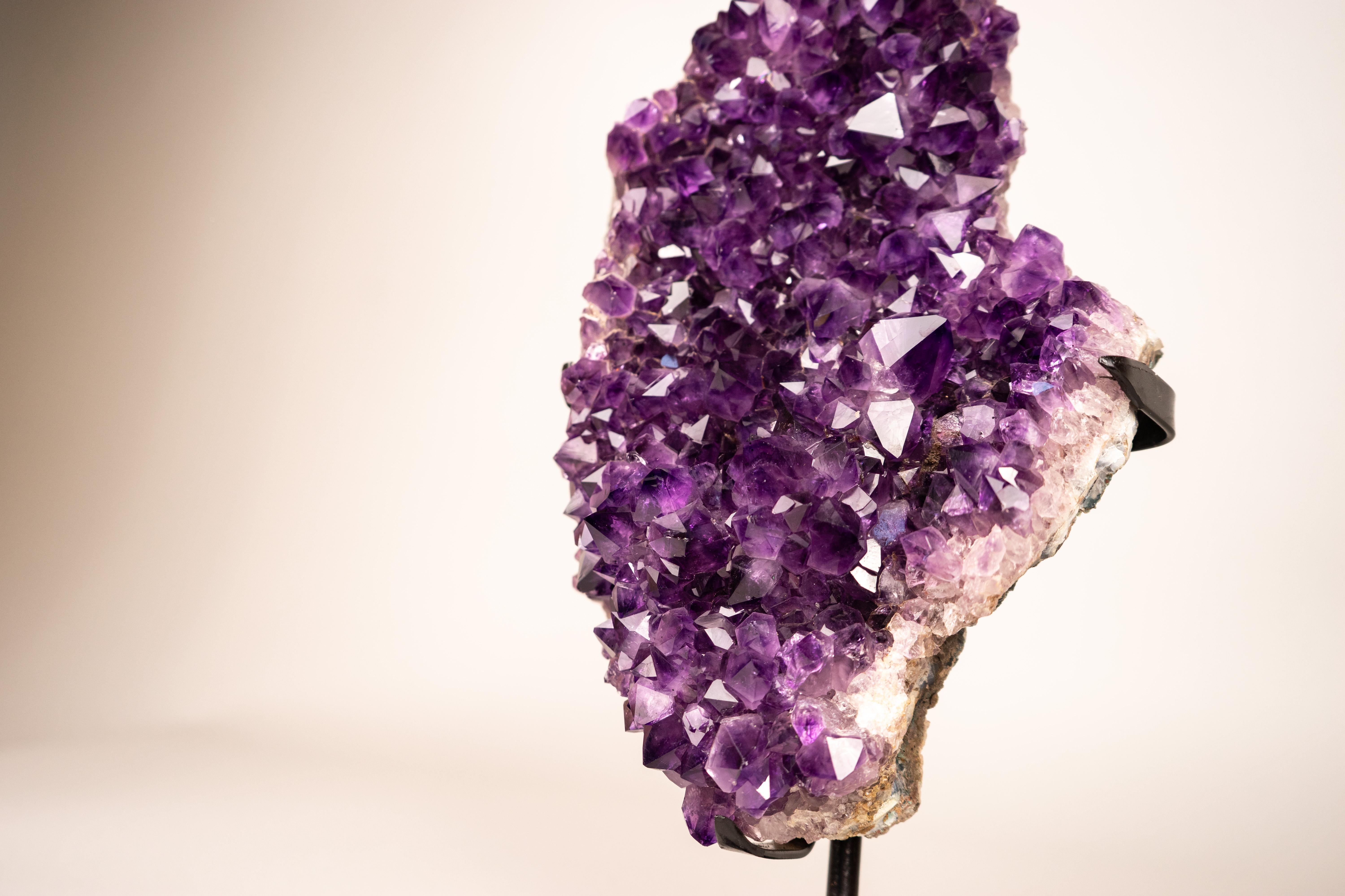 Cluster di cristalli di ametista viola con formazione di stalattiti a forma di fiore in vendita 2