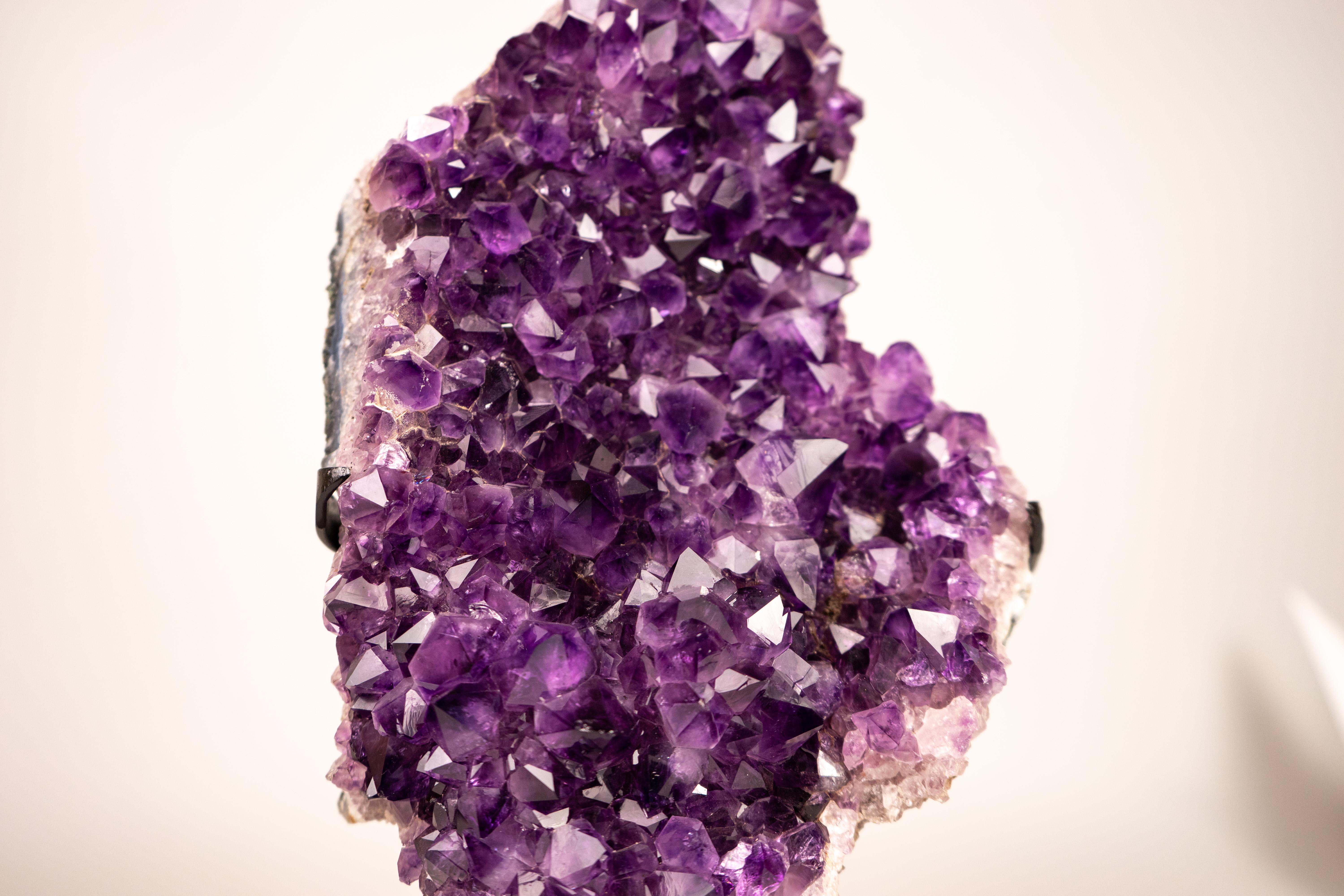 Cluster di cristalli di ametista viola con formazione di stalattiti a forma di fiore in vendita 3