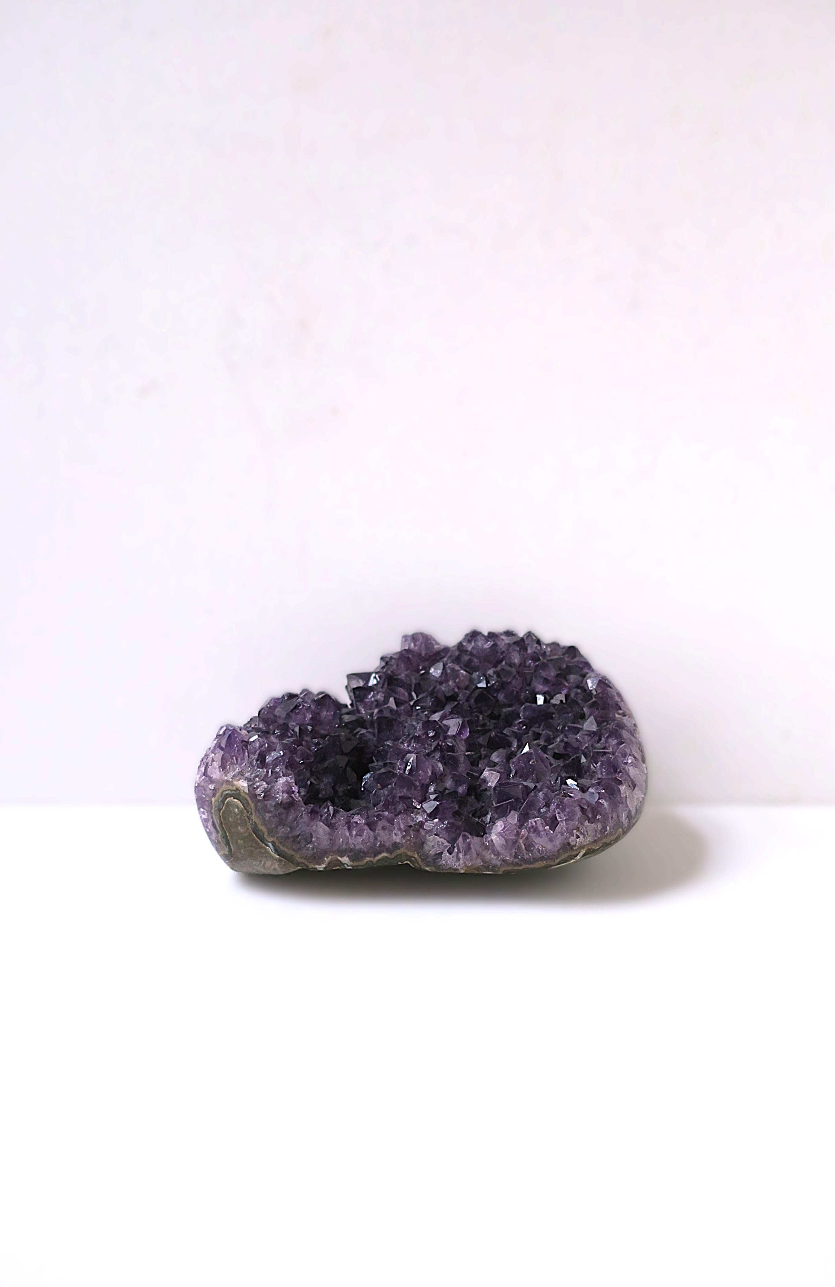 Ein wunderschönes natürliches, tiefviolettes Amethyst-Cluster als Dekorationsobjekt, Briefbeschwerer oder luxuriöses Ausstellungsstück. Ein großartiges Stück für ein Bücherregal, einen Cocktailtisch, eine Bibliothek, etc. 

