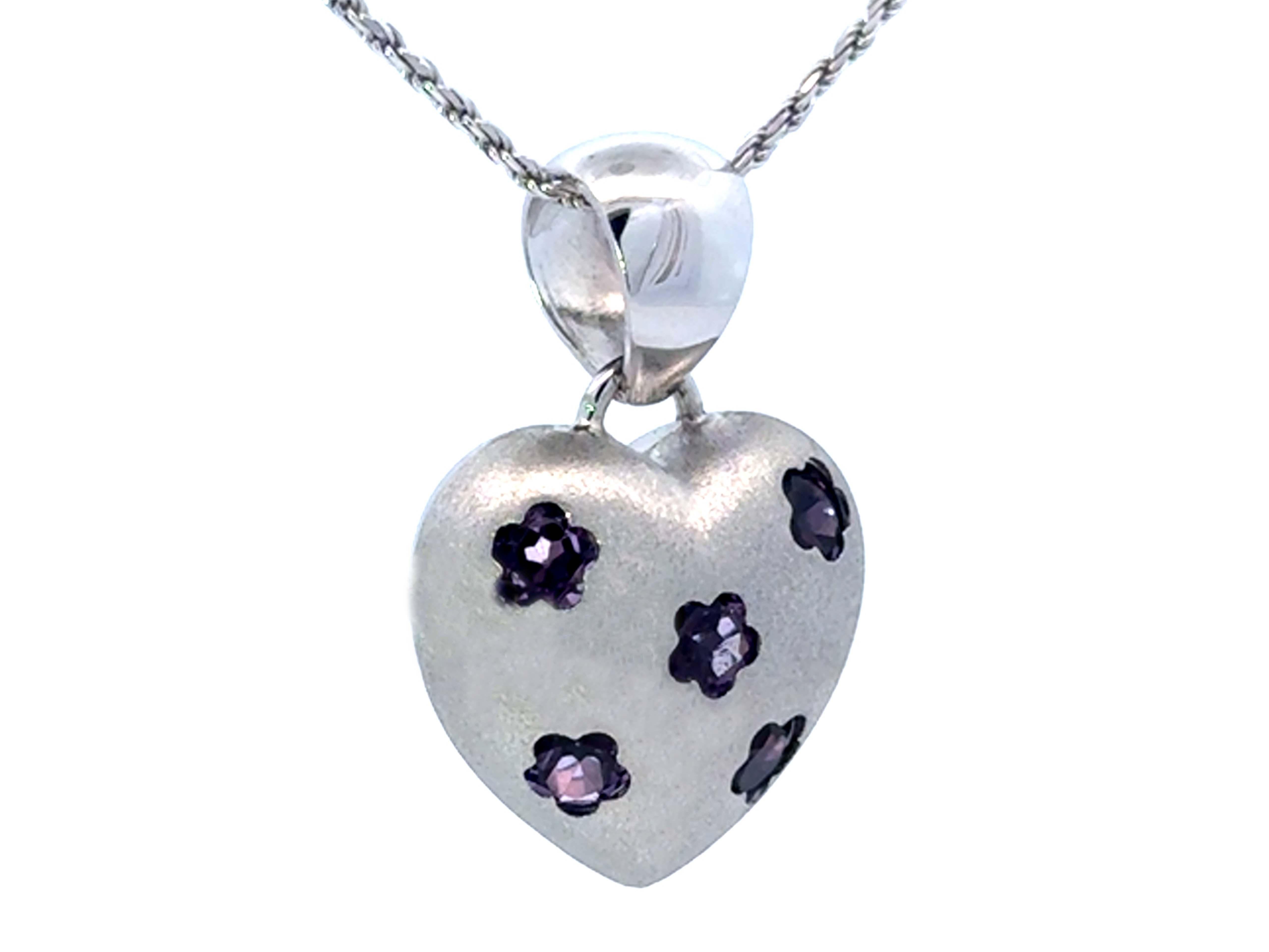 Moderno Collana con cuore 3D tempestato di fiori di ametista viola in oro bianco 14 carati in vendita