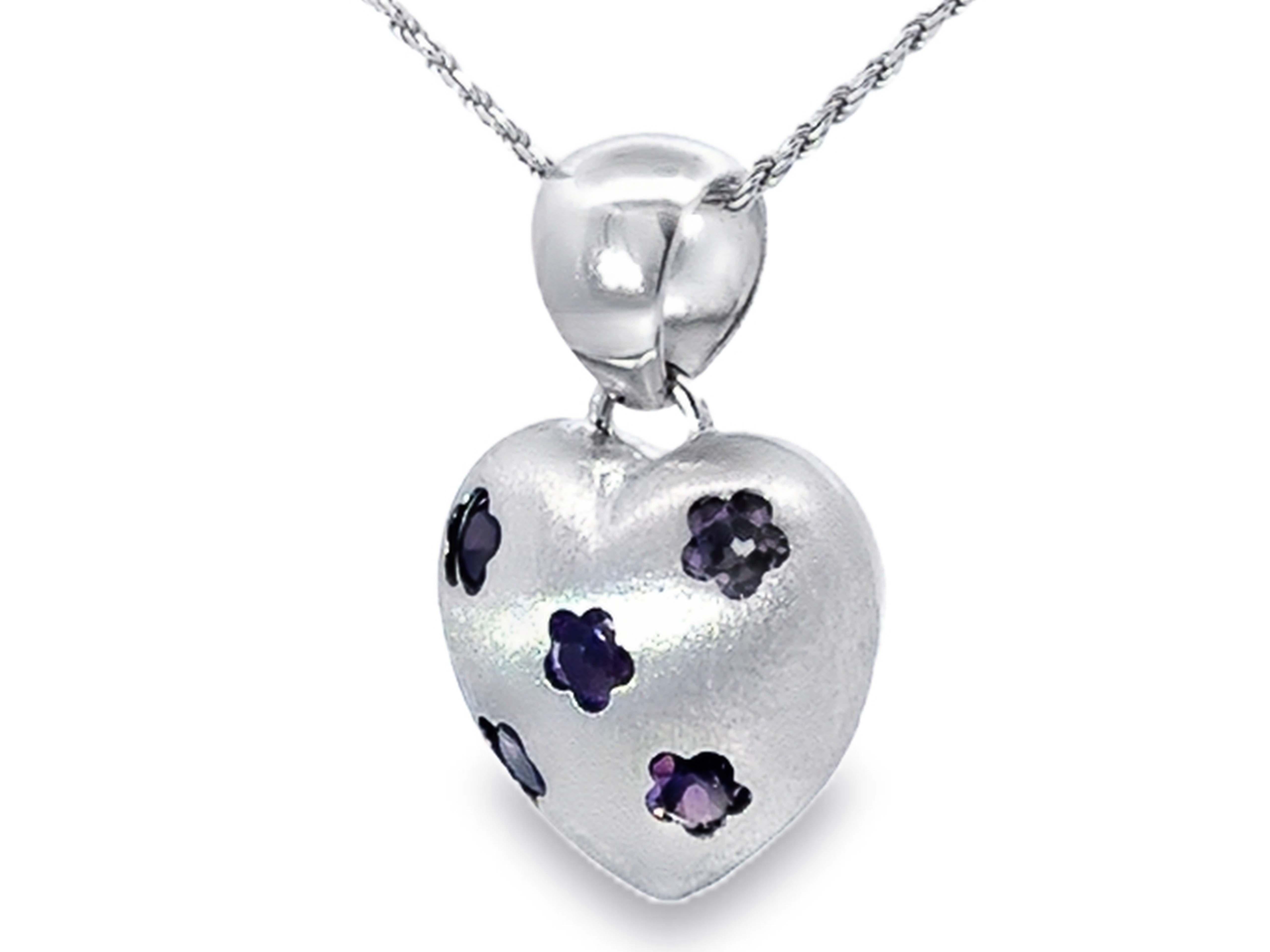 Crisscut Collana con cuore 3D tempestato di fiori di ametista viola in oro bianco 14 carati in vendita