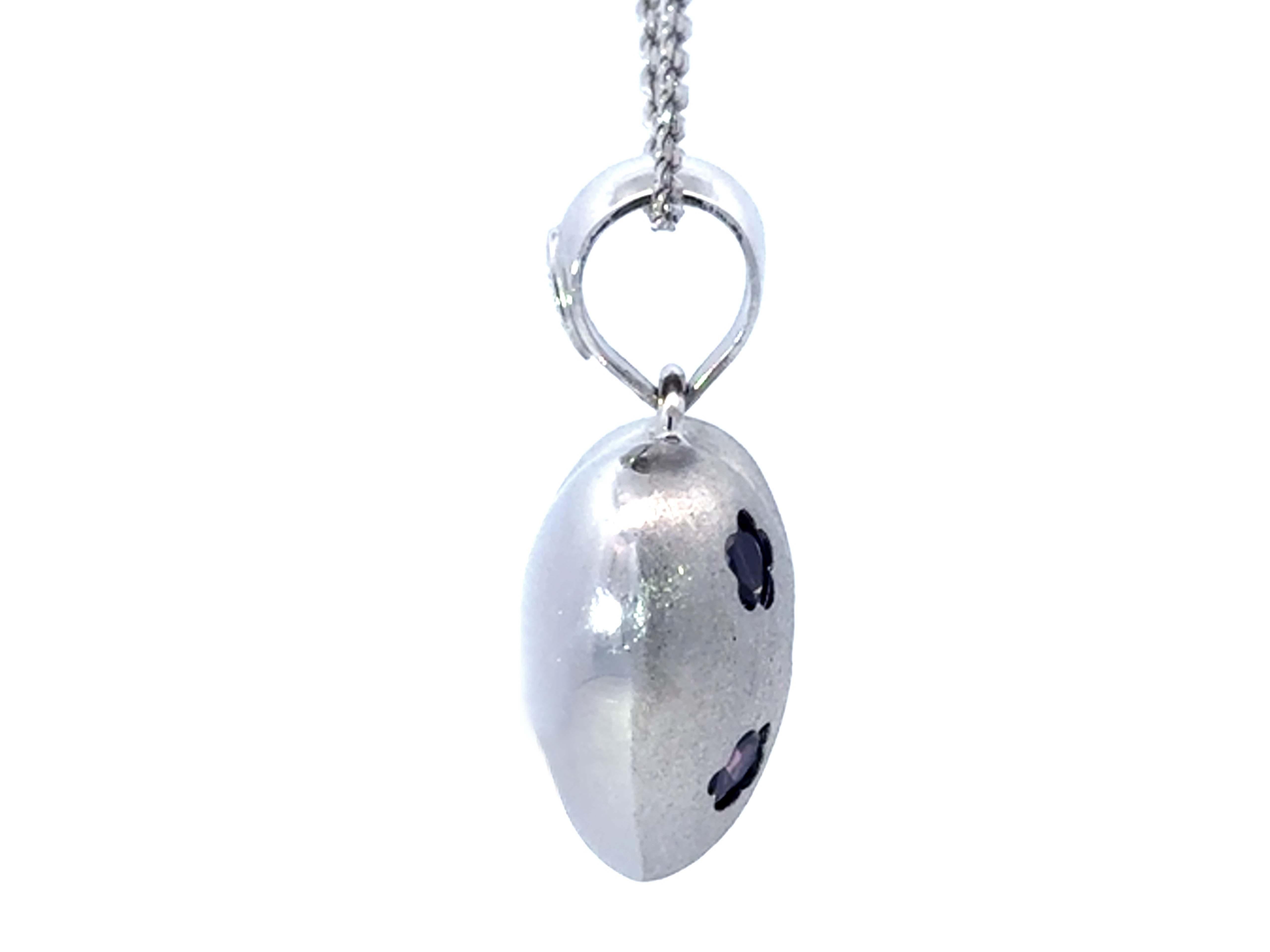 Collana con cuore 3D tempestato di fiori di ametista viola in oro bianco 14 carati In condizioni ottime in vendita a Honolulu, HI