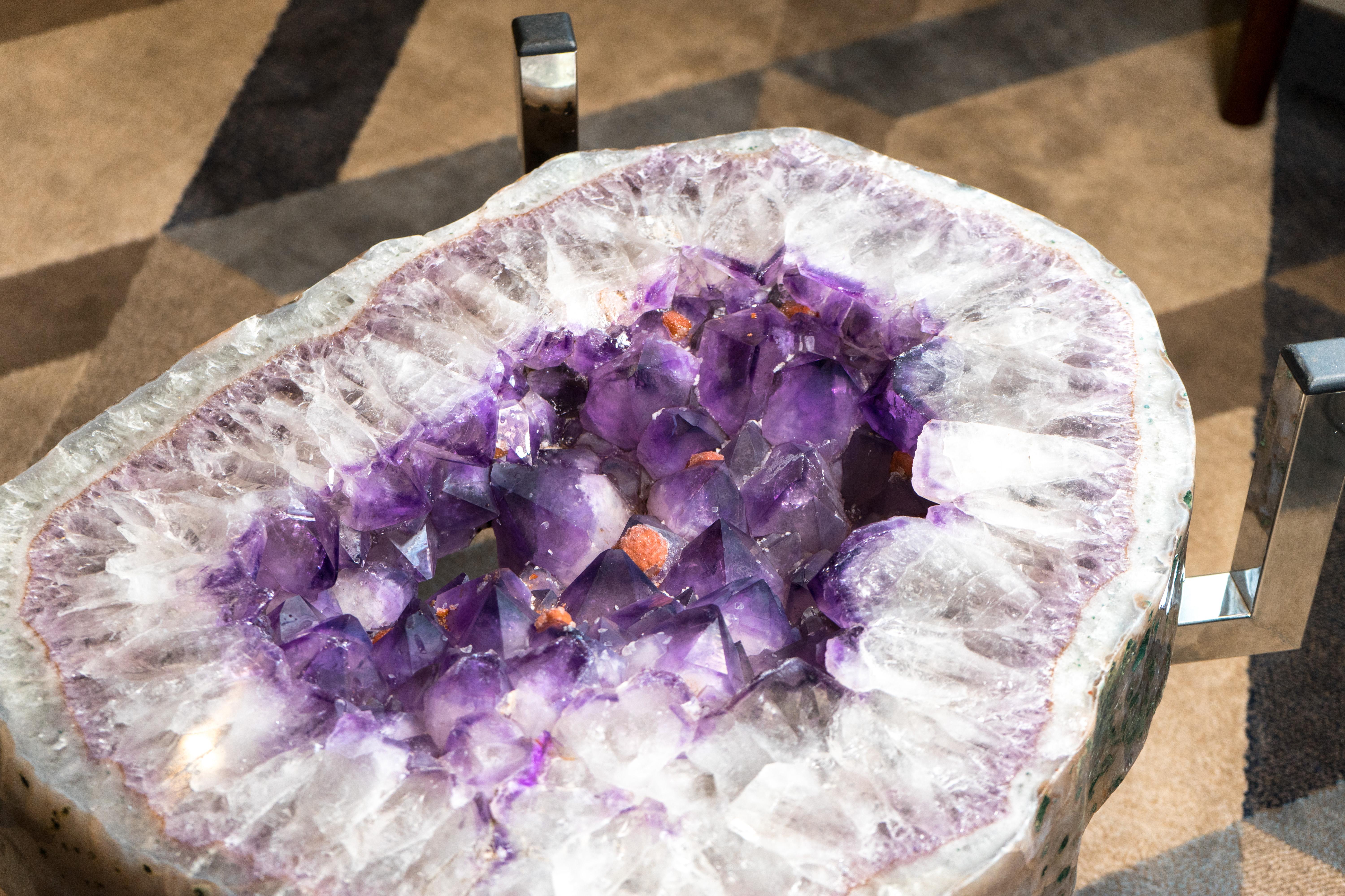 Table basse en géode d'améthyste violette sur socle en acier inoxydable fait main  en vente 6