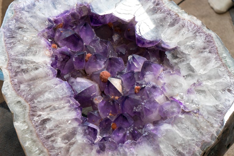 Table basse en géode d'améthyste violette sur socle en acier inoxydable  fait main En vente sur 1stDibs | table basse amethyste