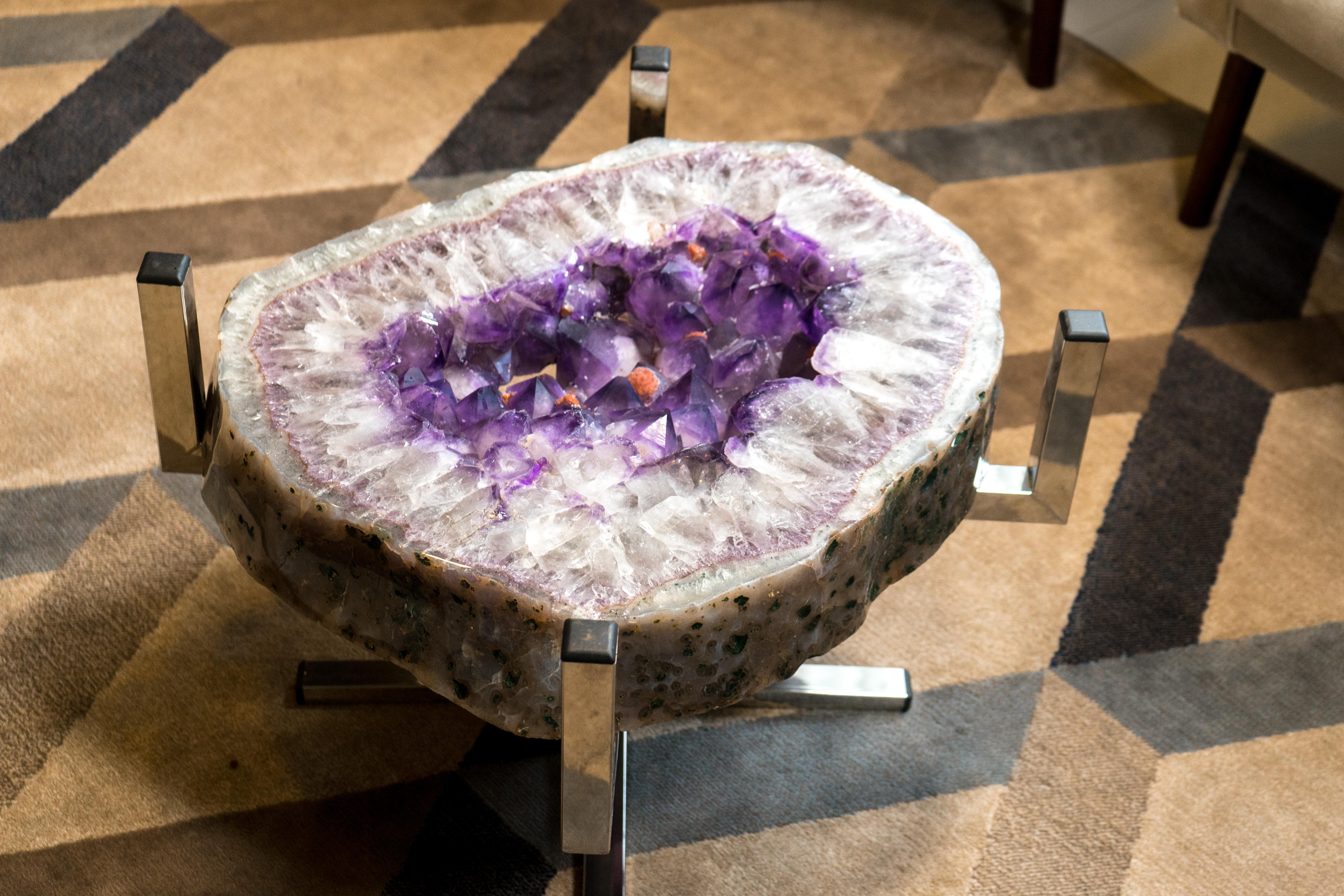 Dieser Couchtisch aus einer atemberaubenden Amethyst-Geode mit zahlreichen einzigartigen Eigenschaften ist bereit, das zentrale Objekt Ihrer Einrichtung zu werden, und Sie können wählen, wo Sie ihn hinstellen möchten, als Couchtisch oder als
