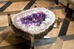 Lila Amethyst-Geode-Couchtisch auf handgefertigtem Sockel aus Edelstahl