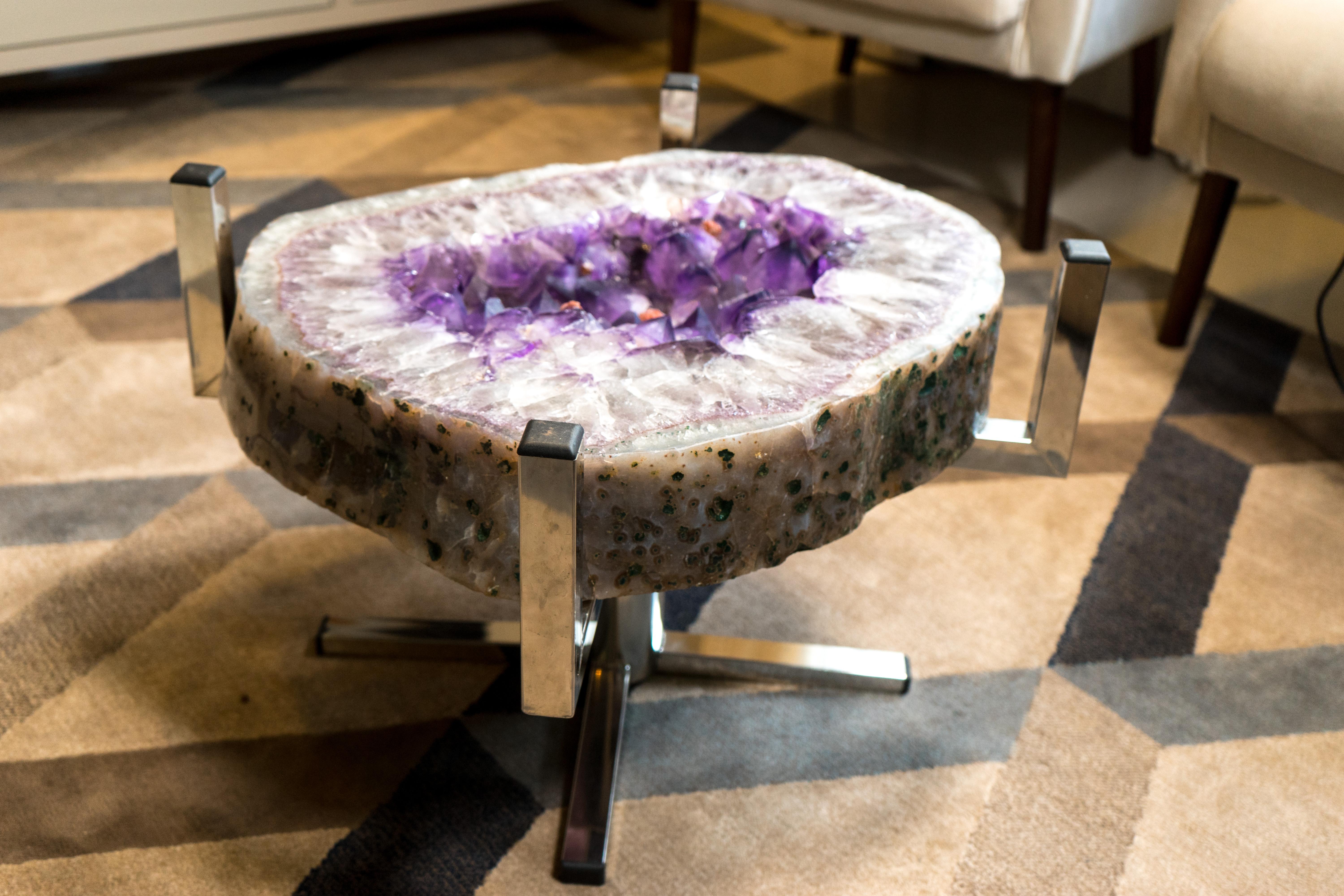 Table basse en géode d'améthyste violette sur socle en acier inoxydable fait main  Neuf - En vente à Ametista Do Sul, BR