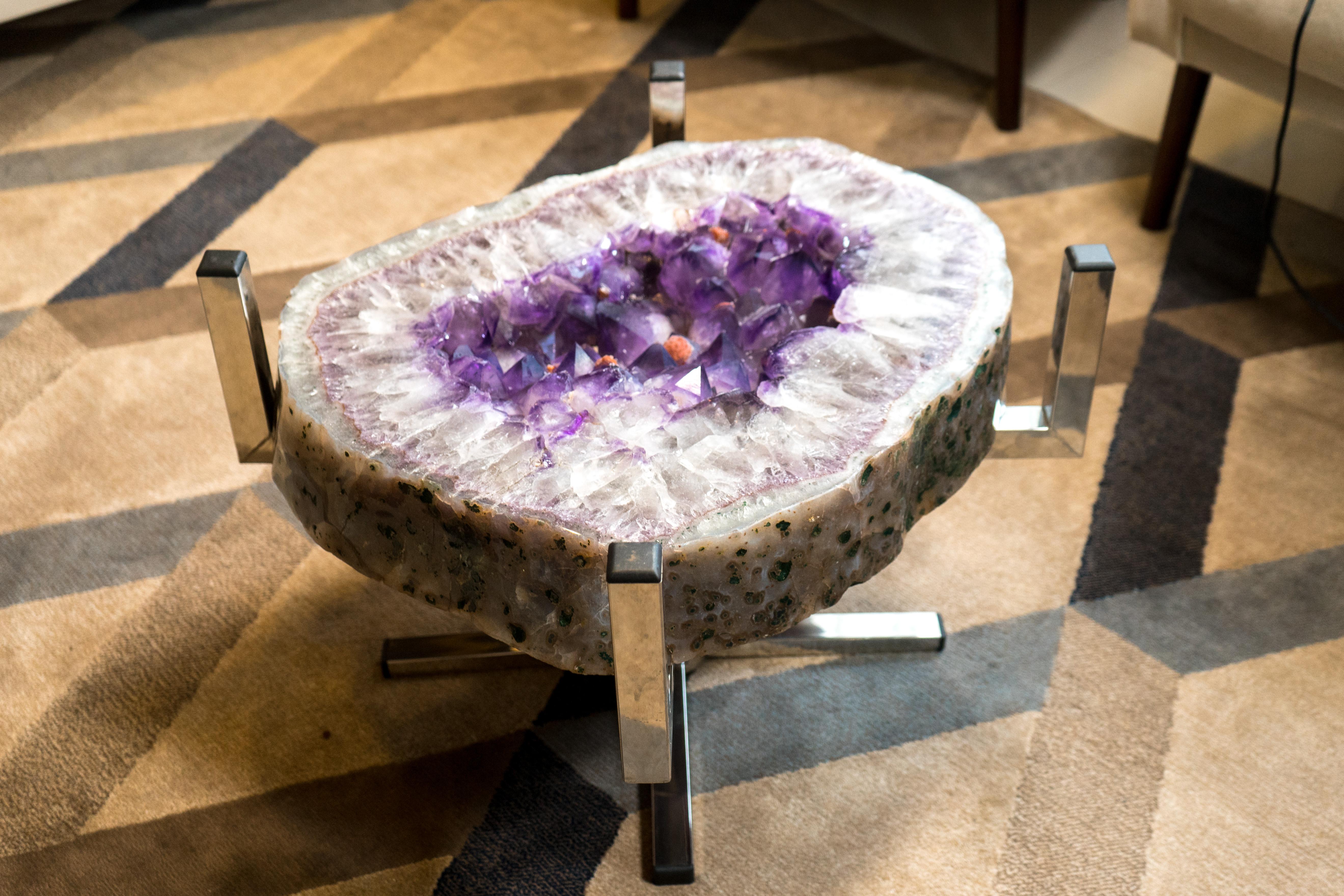 XXIe siècle et contemporain Table basse en géode d'améthyste violette sur socle en acier inoxydable fait main  en vente