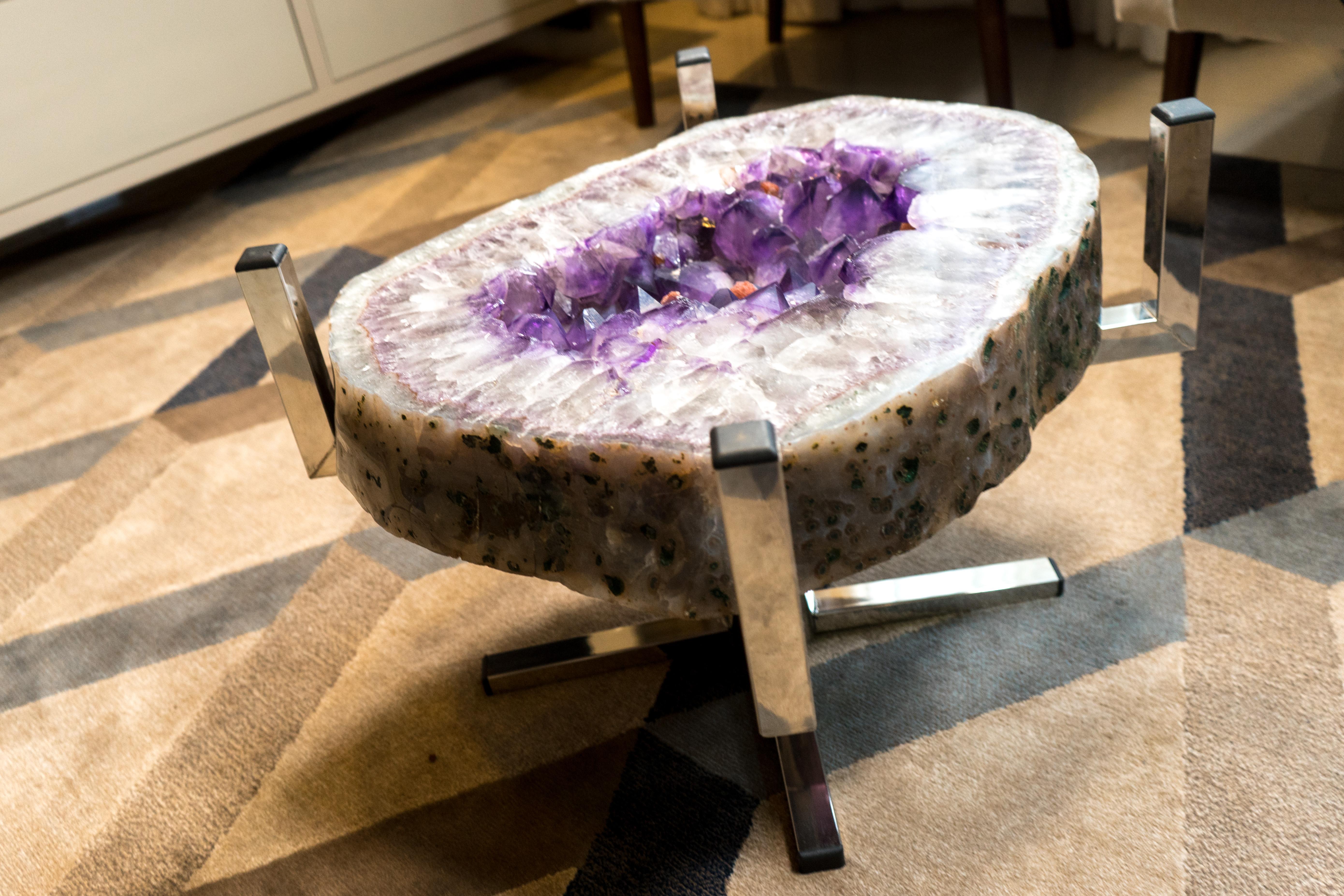 Table basse en géode d'améthyste violette sur socle en acier inoxydable fait main  en vente 3