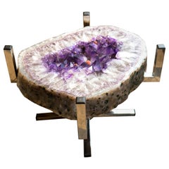 Table basse en géode d'améthyste violette sur socle en acier inoxydable fait main