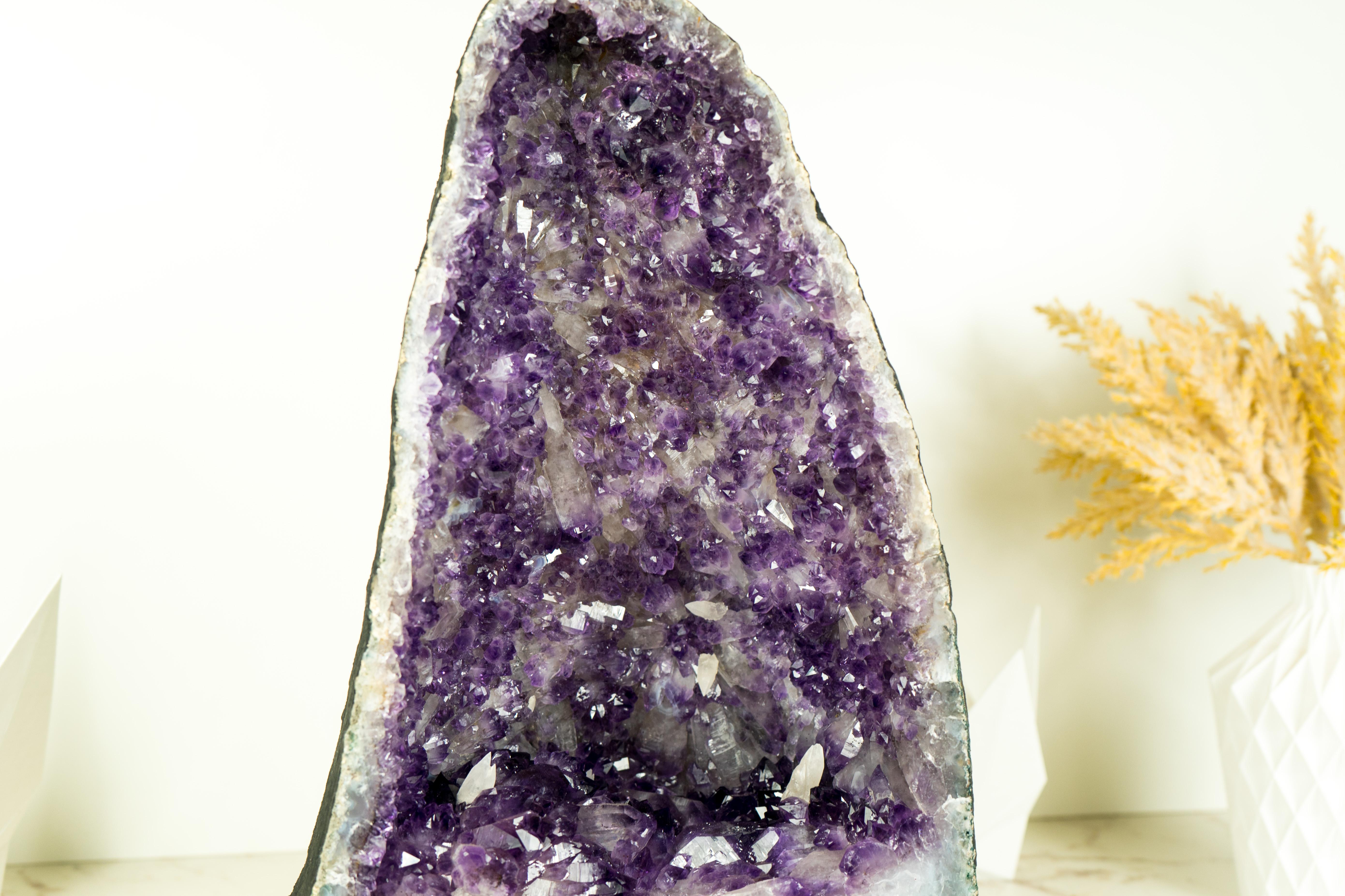 Purple Amethyst Geode with Rare Sparkly Flower-Like Druzy Formation and Calcite In New Condition For Sale In Ametista Do Sul, BR