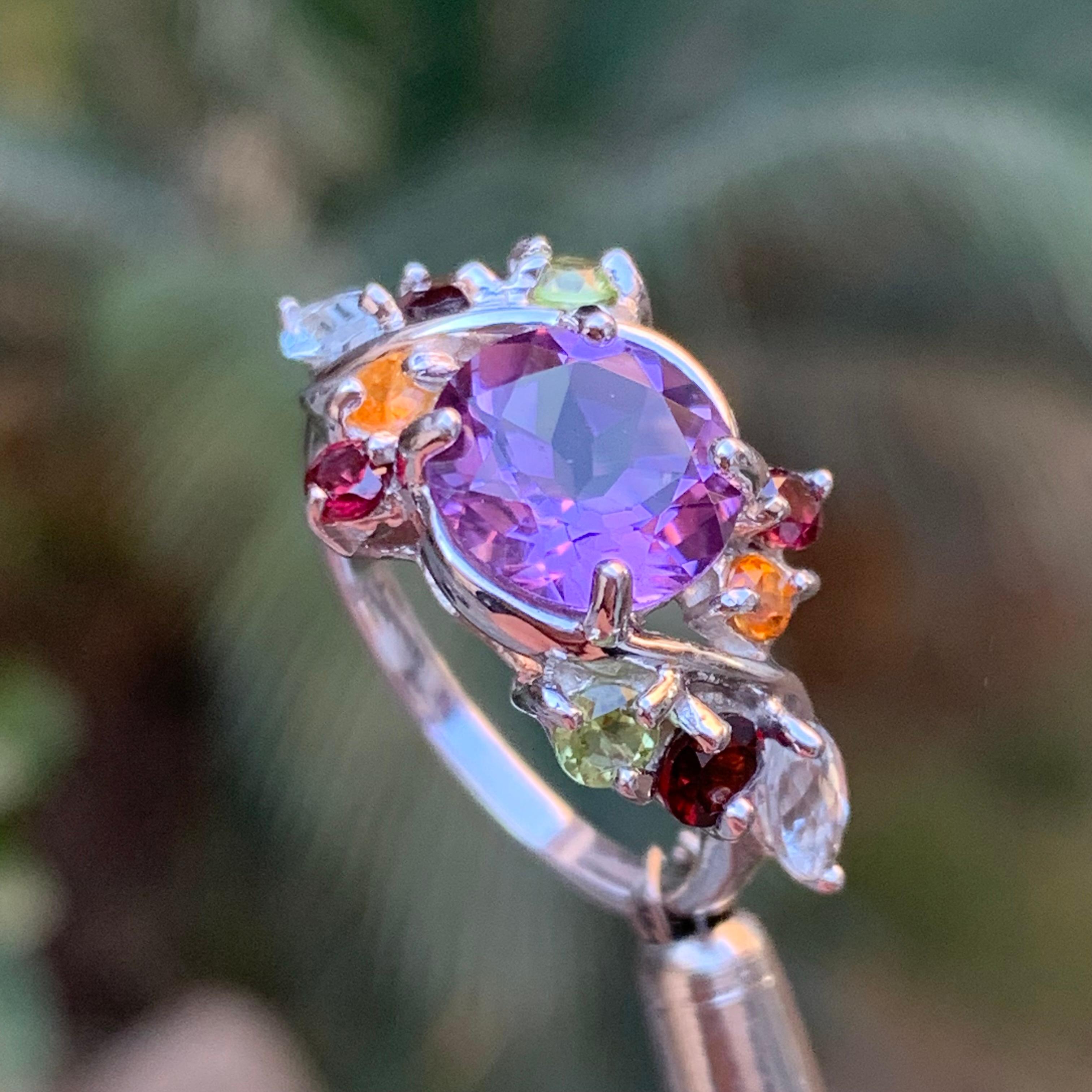 Anello in argento 925 con ametista viola e pietre multiple, granato, peridoto e acquamarina in vendita 4