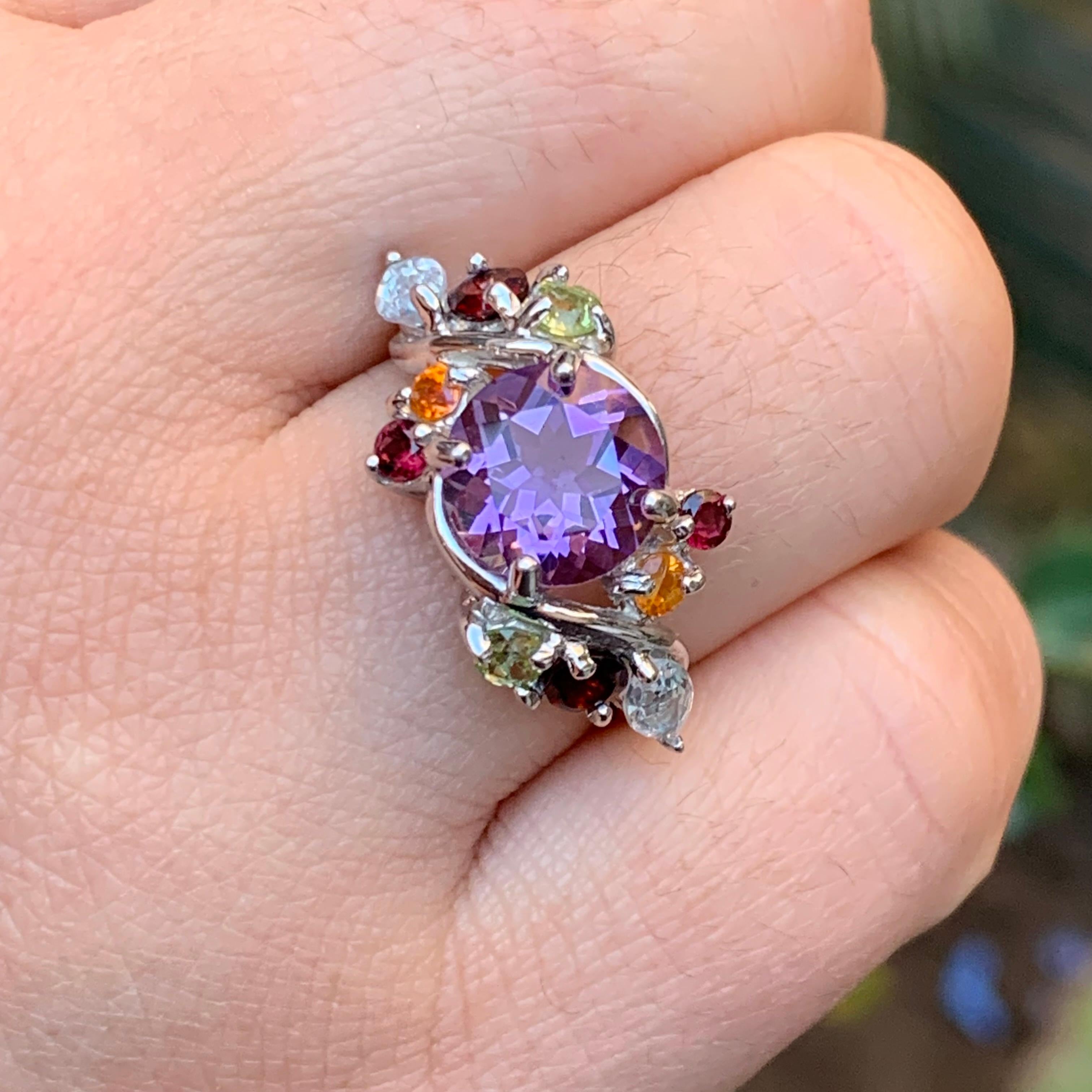 Anello in argento 925 con ametista viola e pietre multiple, granato, peridoto e acquamarina in vendita 5