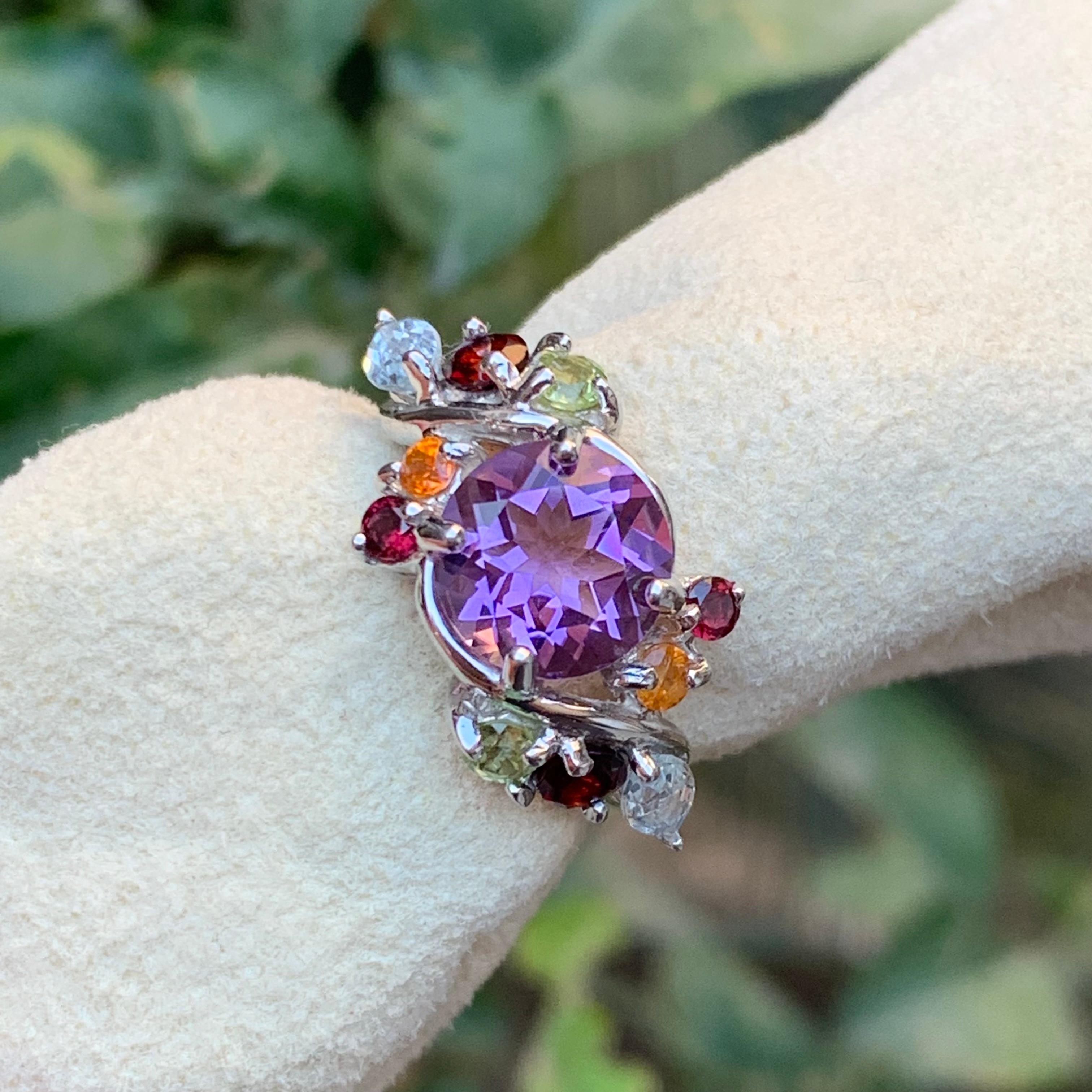 Anello in argento 925 con ametista viola e pietre multiple, granato, peridoto e acquamarina in vendita 6