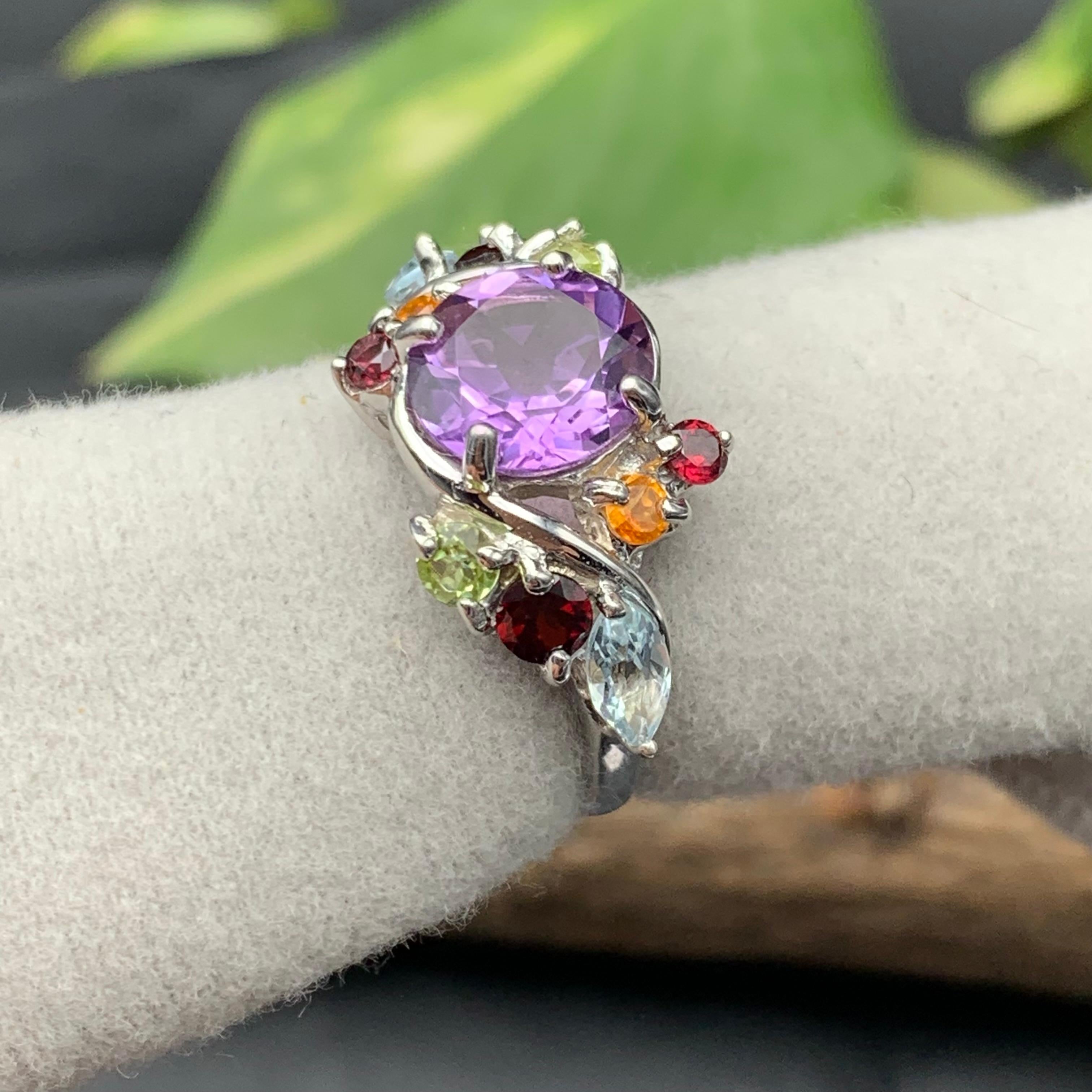 Anello in argento 925 con ametista viola e pietre multiple, granato, peridoto e acquamarina in vendita 10