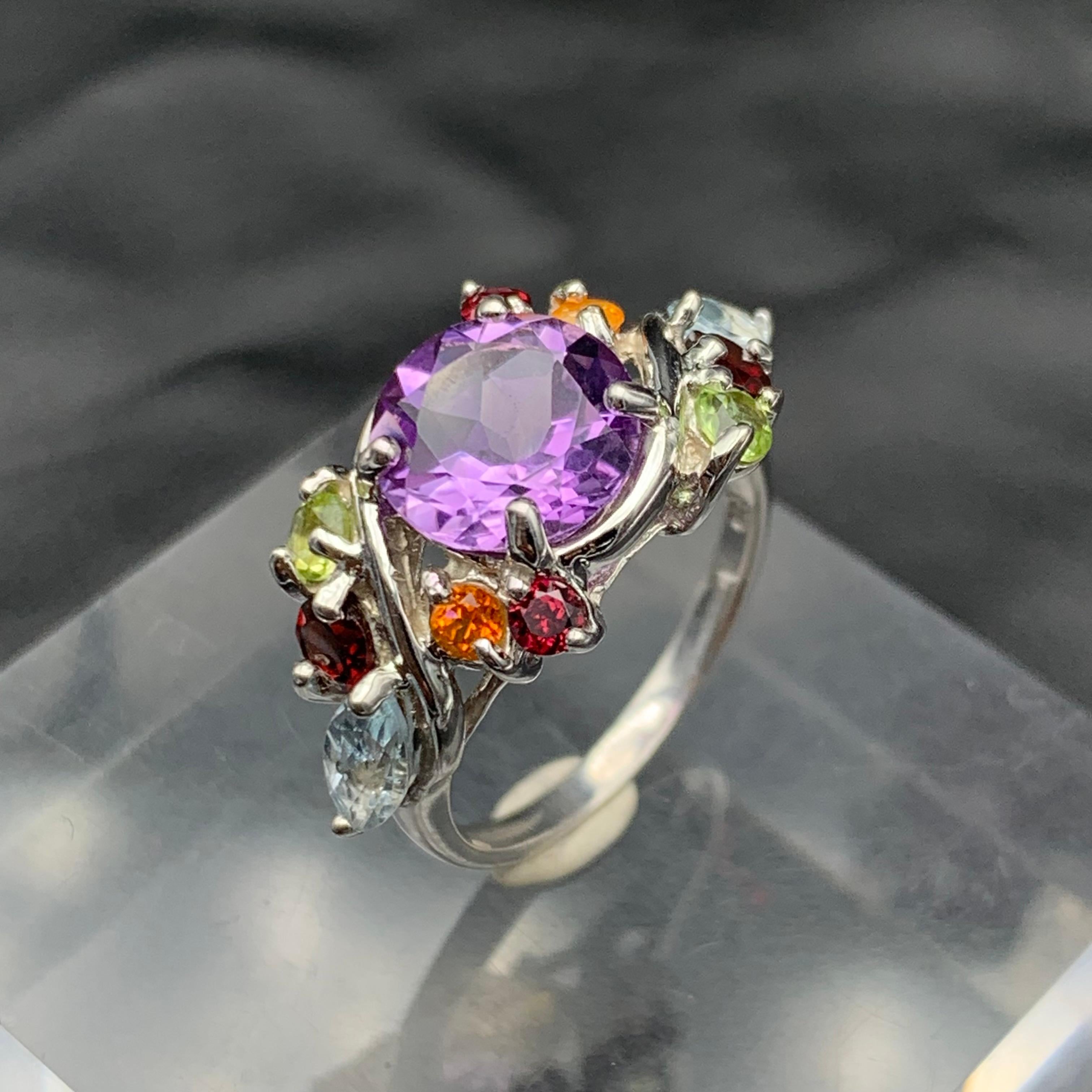 Anello in argento 925 con ametista viola e pietre multiple, granato, peridoto e acquamarina in vendita 11